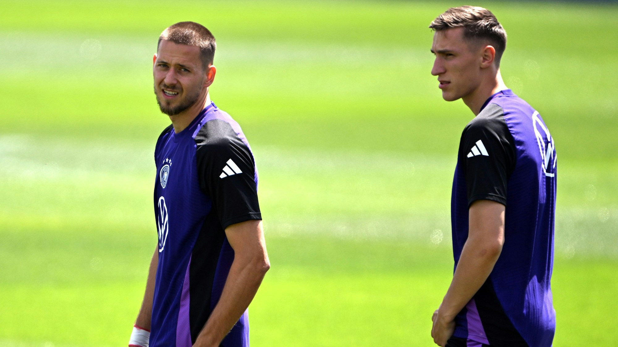 Waldemar Anton (l) und Nico Schlotterbeck in Aktion während des Trainings.
