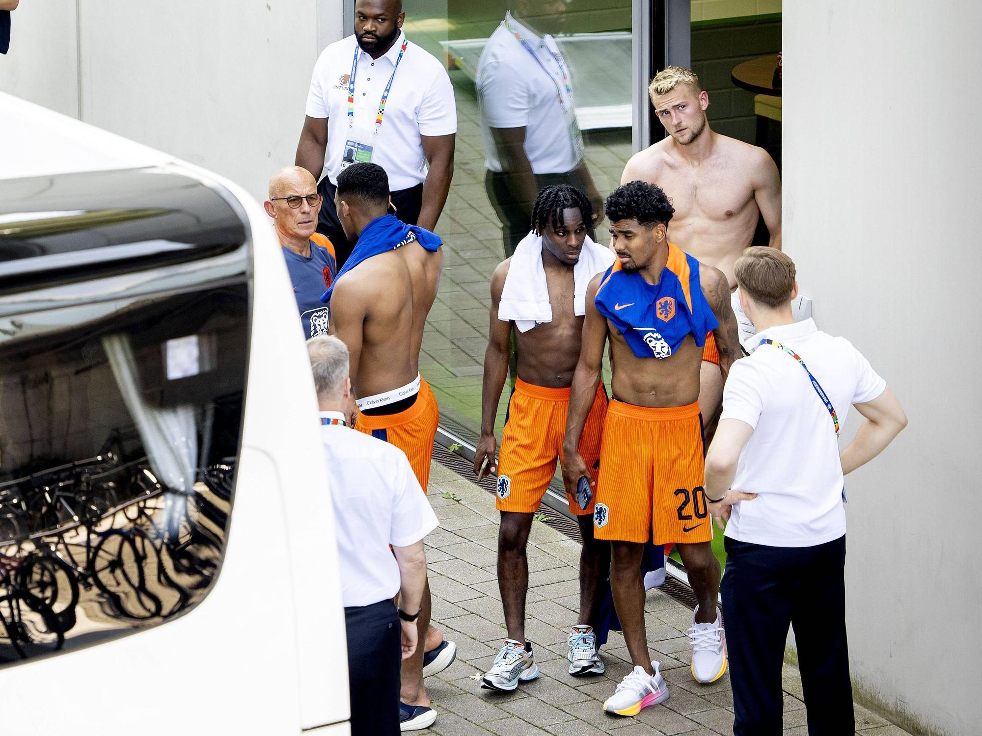 Die Bundesliga-Profis Matthijs de Ligt, Jeremie Frimpong und Ian Maatsen nach dem Geheim-Test gegen Havelse.
