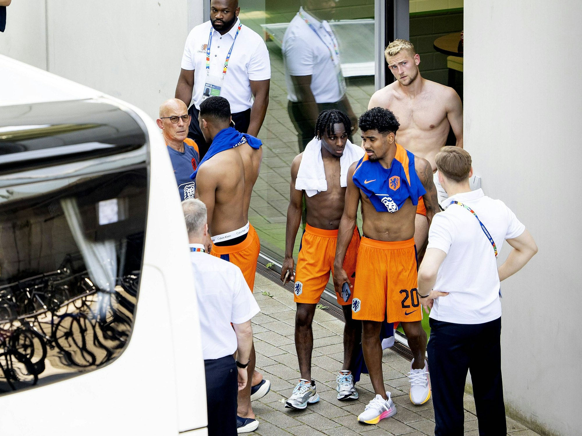 Die Bundesliga-Profis Matthijs de Ligt, Jeremie Frimpong und Ian Maatsen nach dem Geheim-Test gegen Havelse.