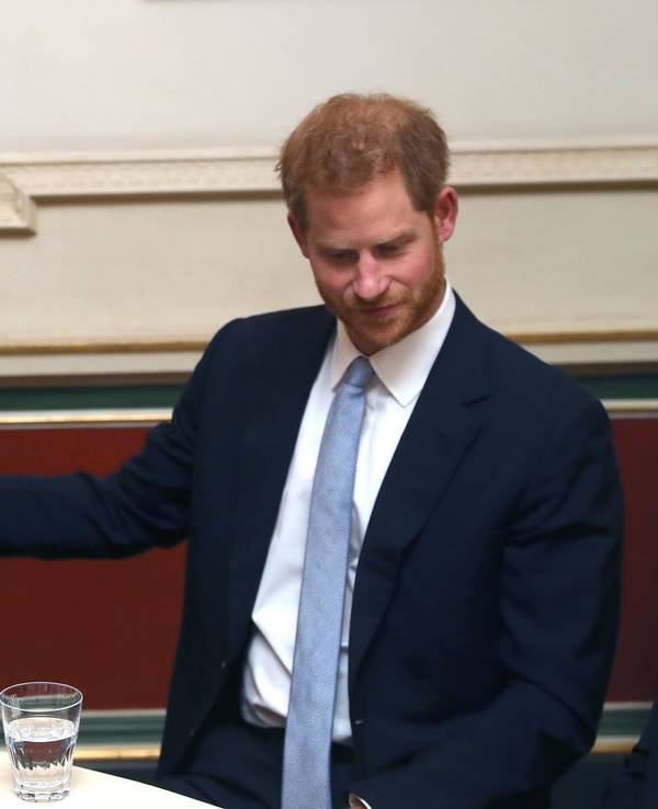 Großbritanniens Prinz Charles (l) und sein Sohn, Prinz Harry, Herzog von Sussex, während eines Forums in Clarence House zur Diskussion über Jugendkriminalität.
