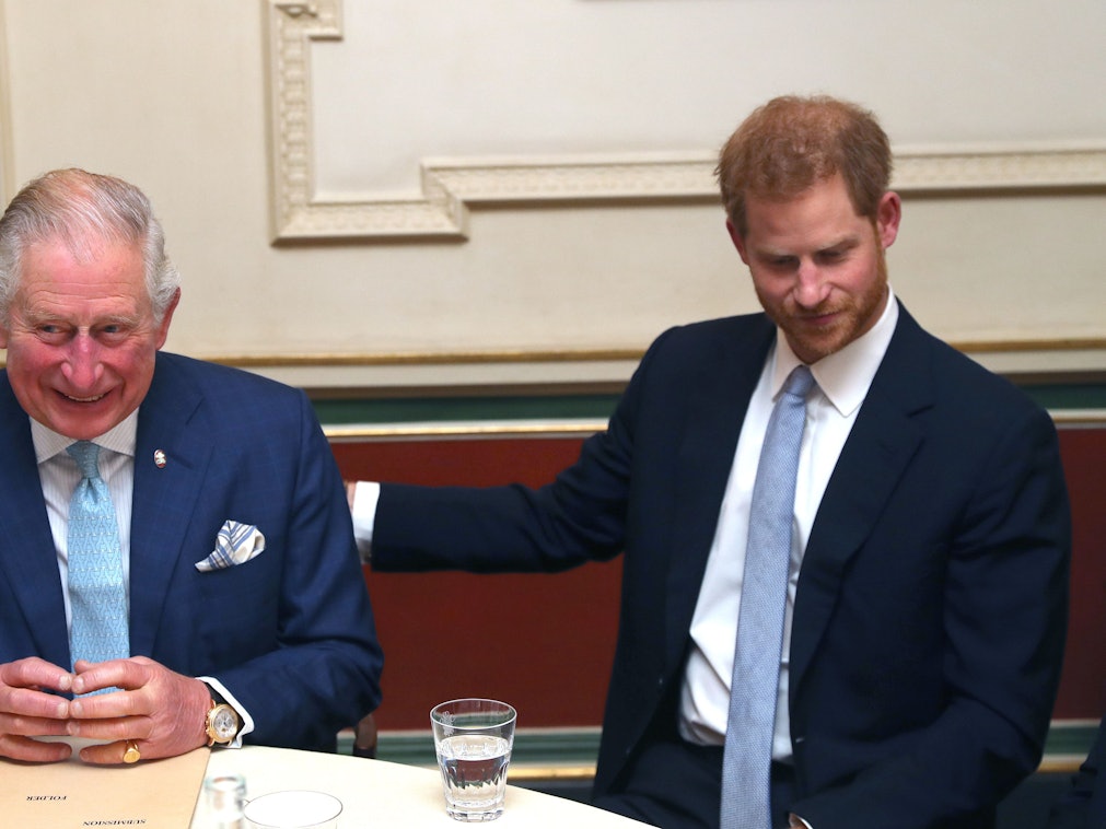 Prinz Charles (l) und sein Sohn, Prinz Harry, Herzog von Sussex, während eines Forums in Clarence House zur Diskussion über Jugendkriminalität.