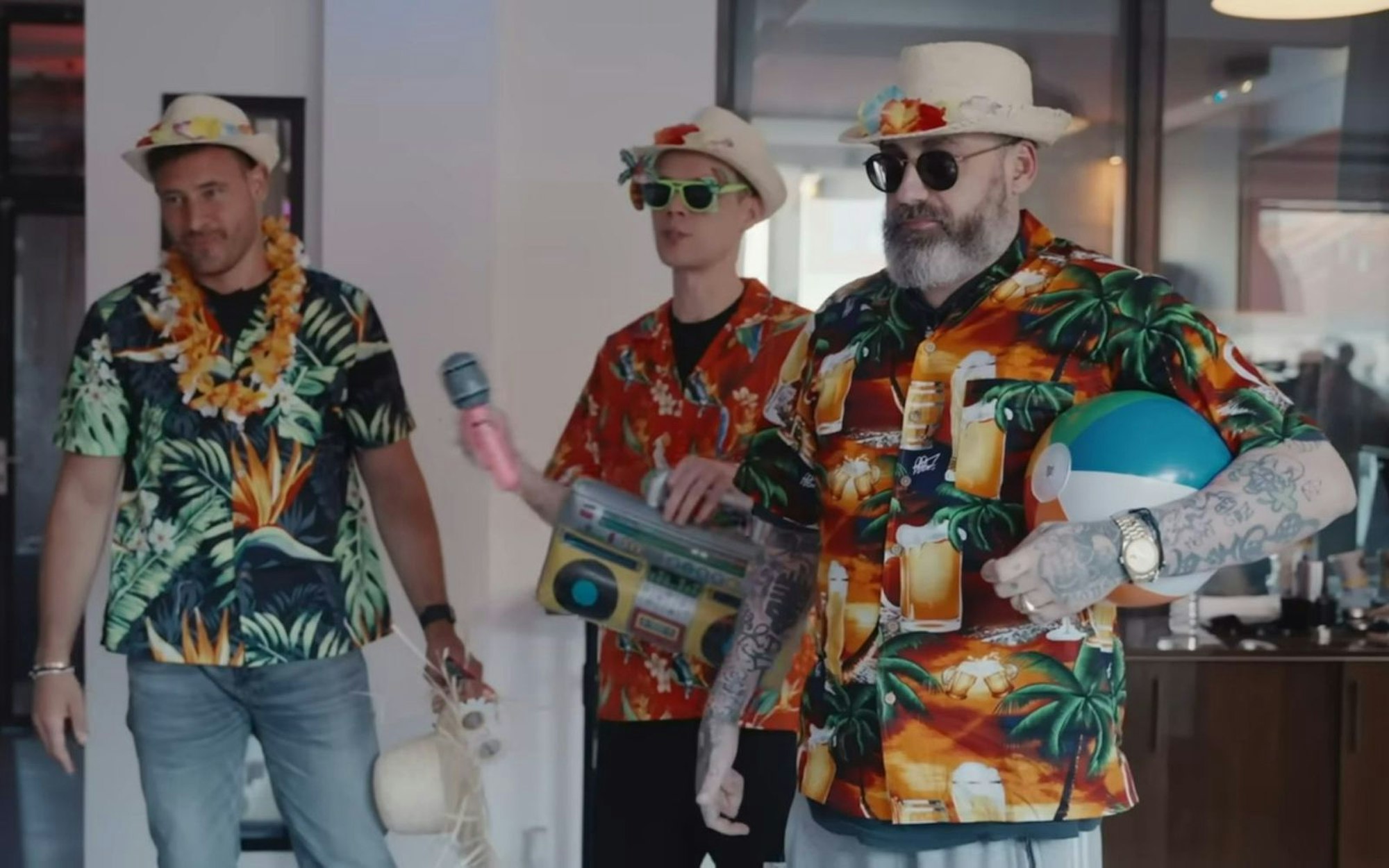 Rapper Sido (rechts) ließ sich vom YouTube-Kollektiv Die Rinos zu einem Spaß überreden. (Bild: Rinos_official / YouTube)