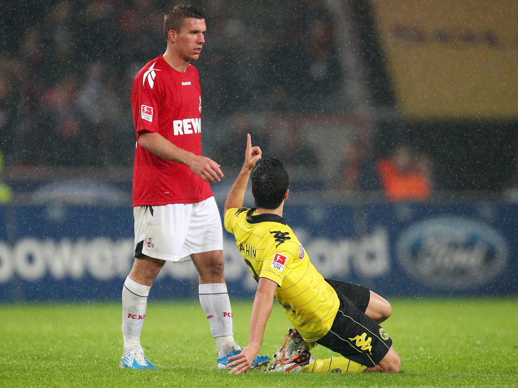 Nuri Sahin jubelt nach seinem späten Siegtor für Borussia Dortmund provokant vor Lukas Podolski.