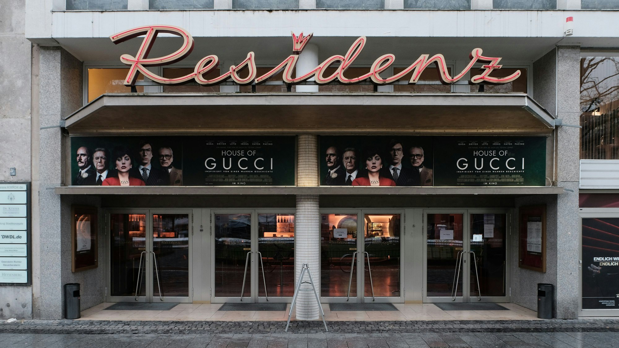 Der Haupteingang des Kinos Residenz in Köln.