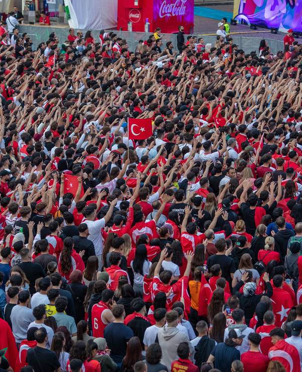 Zahlreiche türkische Fans sehen sich beim Public Viewing auf dem Schlossplatz das EM-Fußballspiel zwischen der Türkei und Tschechien an.