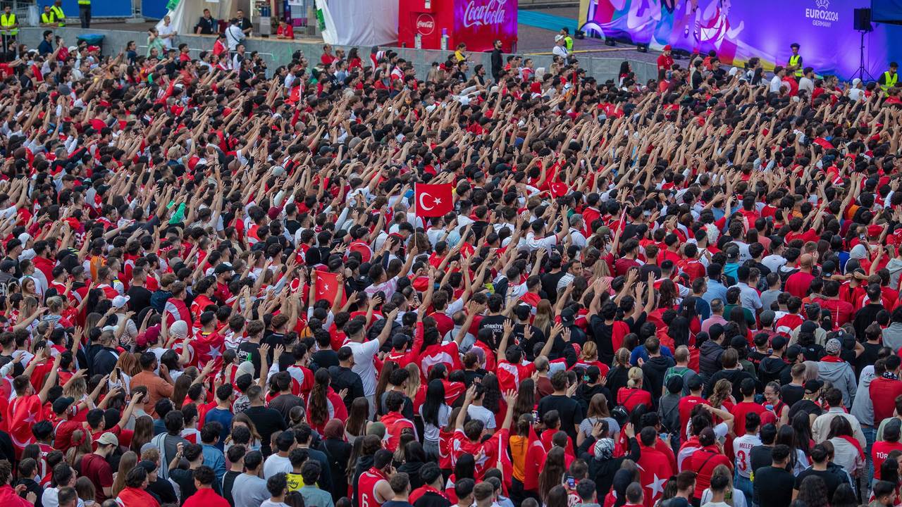 Zahlreiche türkische Fans sehen sich beim Public Viewing auf dem Schlossplatz das EM-Fußballspiel zwischen der Türkei und Tschechien an.