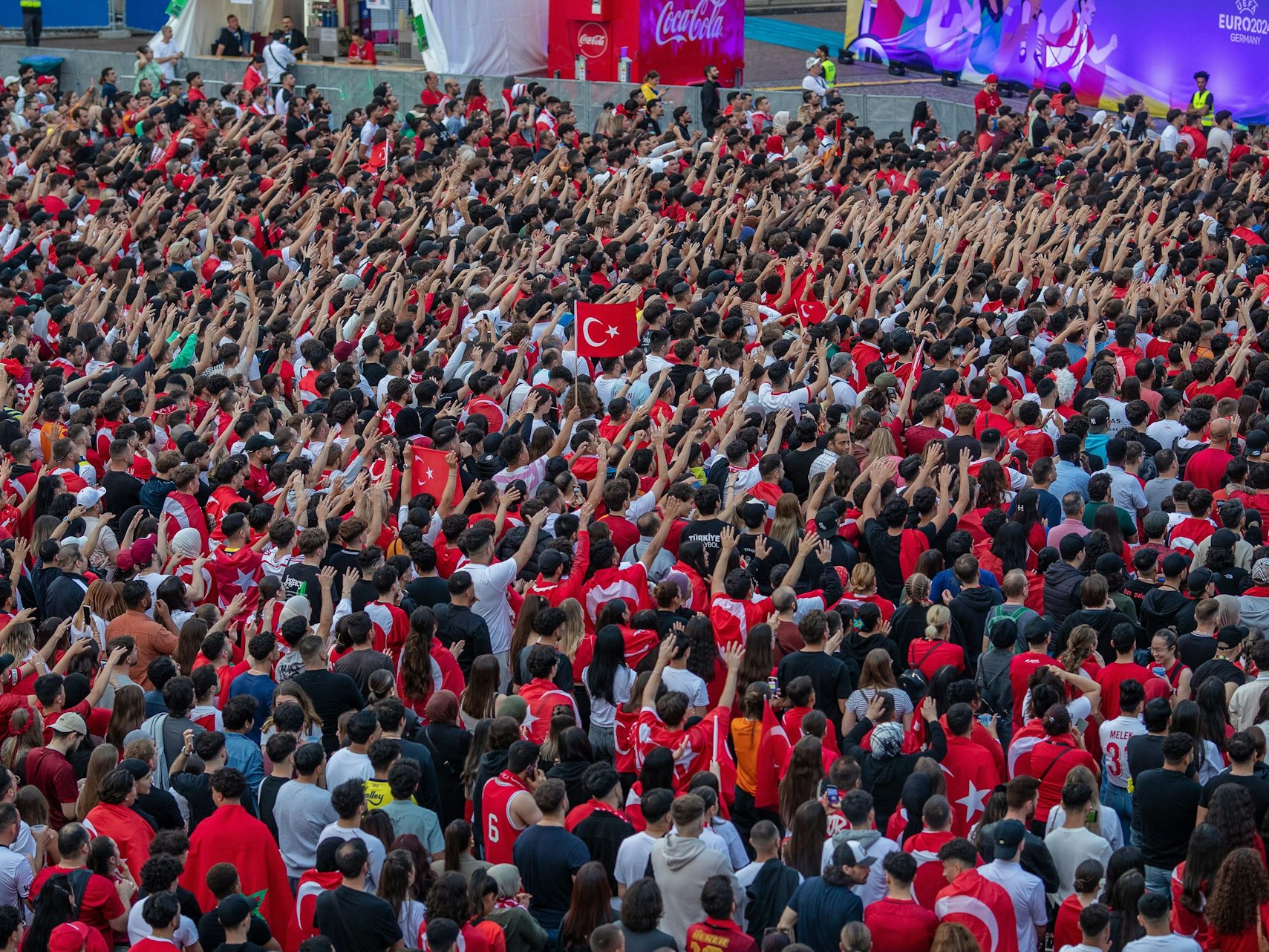 Zahlreiche türkische Fans sehen sich beim Public Viewing auf dem Schlossplatz das EM-Fußballspiel zwischen der Türkei und Tschechien an.