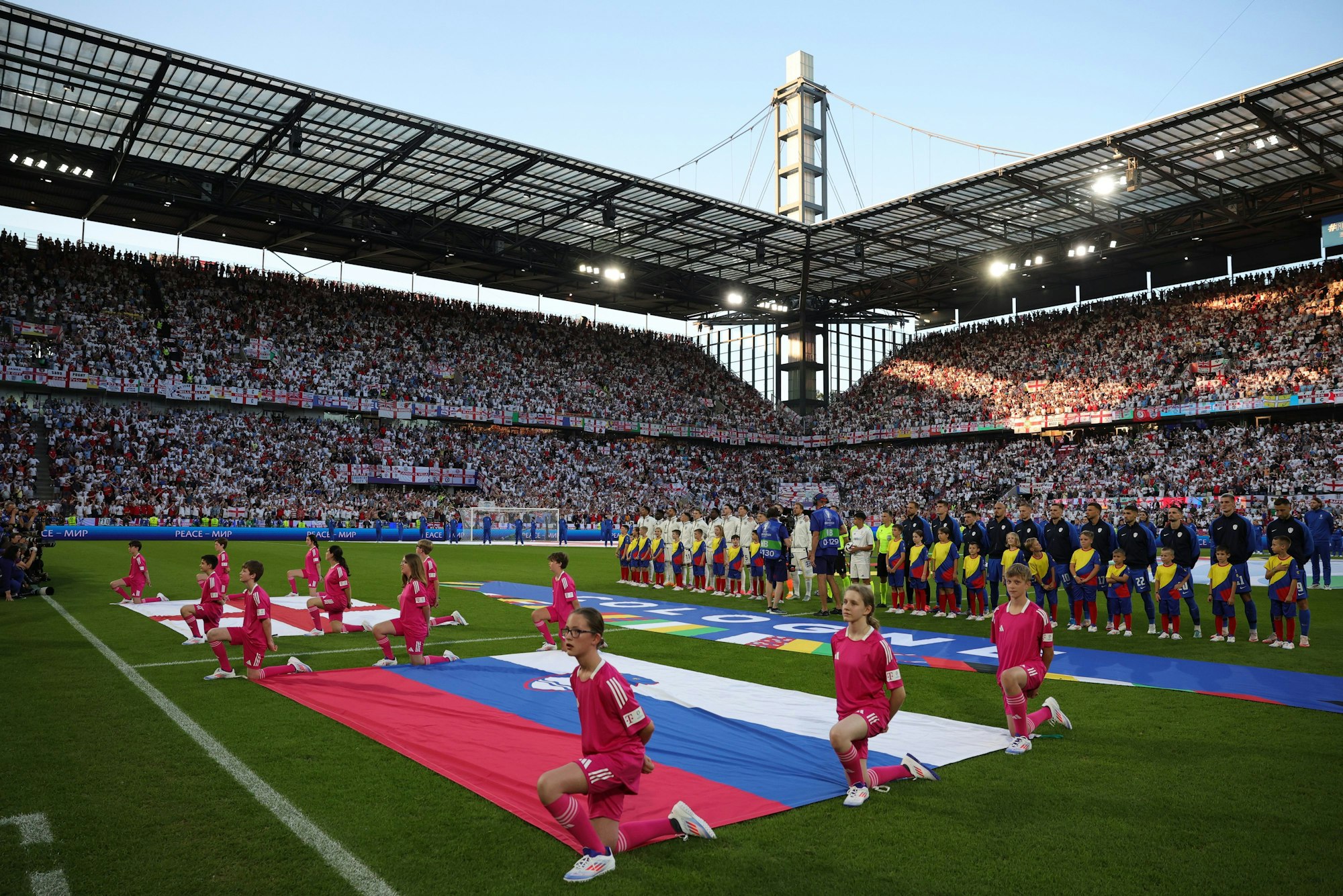 Ein Blick ins Rhein-Energie-Stadion bei den Nationalhymnen zum Spiel England - Slowenien bei der EM 2024.