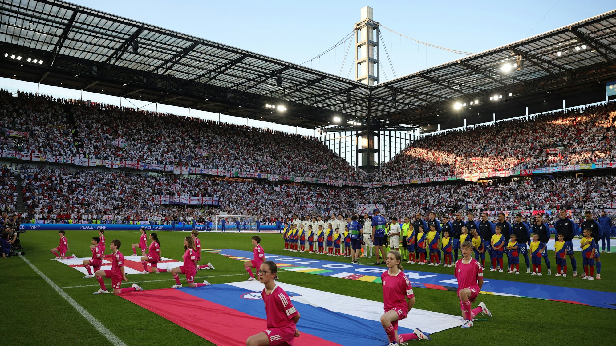 Ein Blick ins Rhein-Energie-Stadion bei den Nationalhymnen zum Spiel England - Slowenien bei der EM 2024.