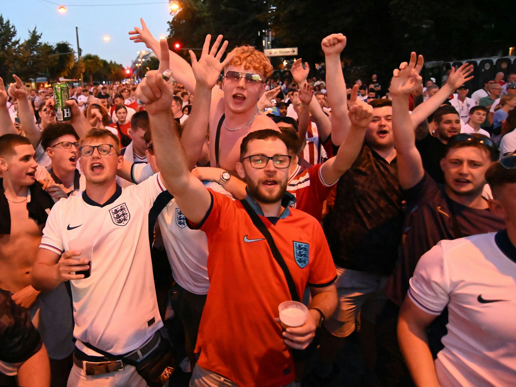England-Fans beim Public Viewing am Konrad-Adenauer-Ufer.