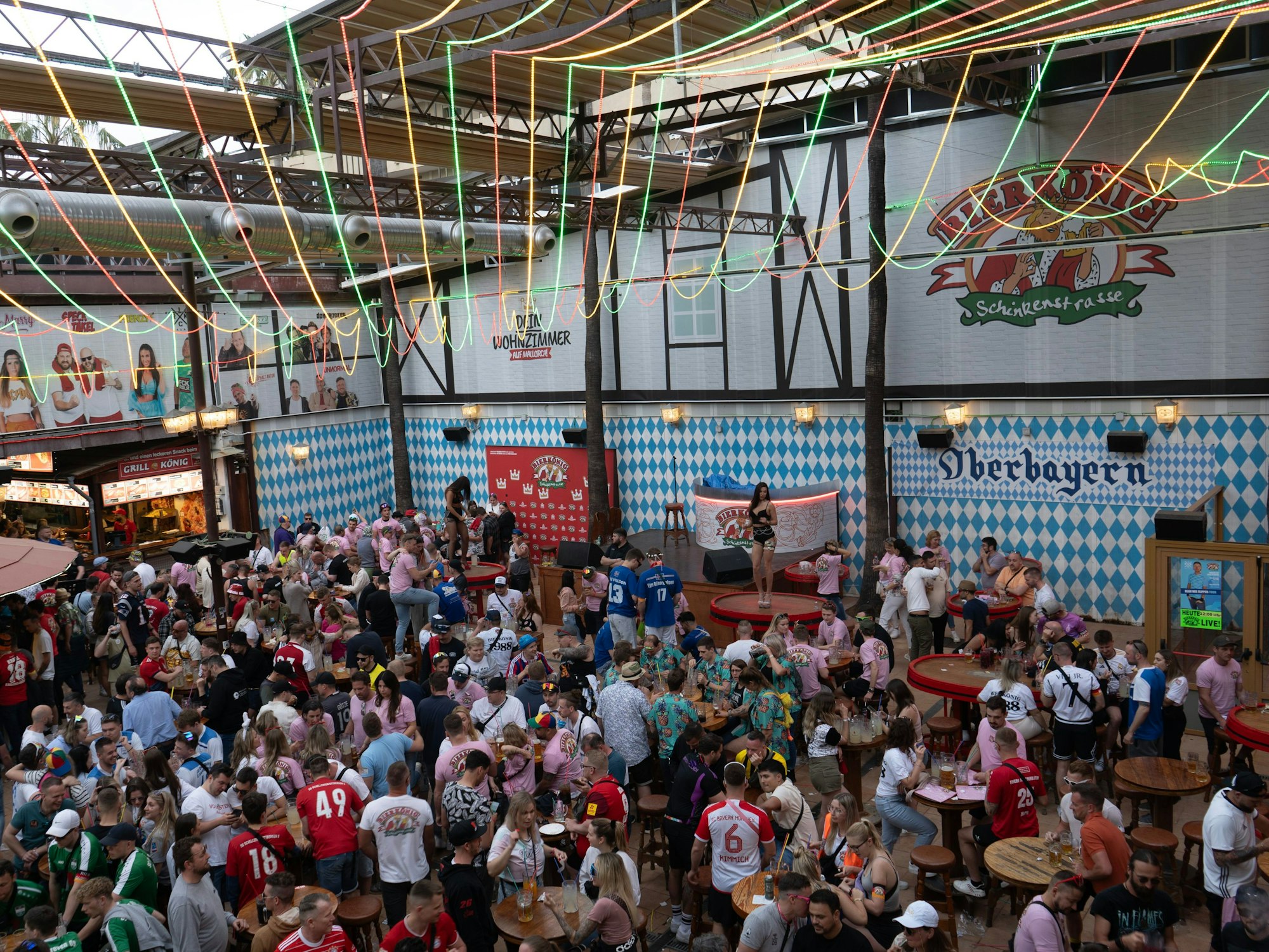 Blick von oben auf die Gäste in der Mallorca-Kneipe Bierkönig.