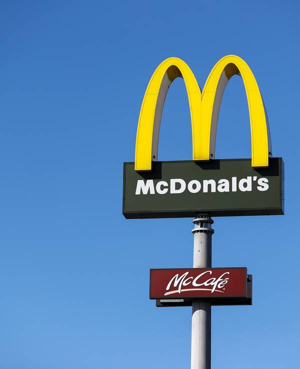 In einer Berliner McDonald’s-Filiale wird einer Transfrau der Zutritt zur Frauenumkleide verwehrt. Nun landet der Fall vor Gericht (Symbolbild).picture alliance/dpa/dpa-Zentralbild