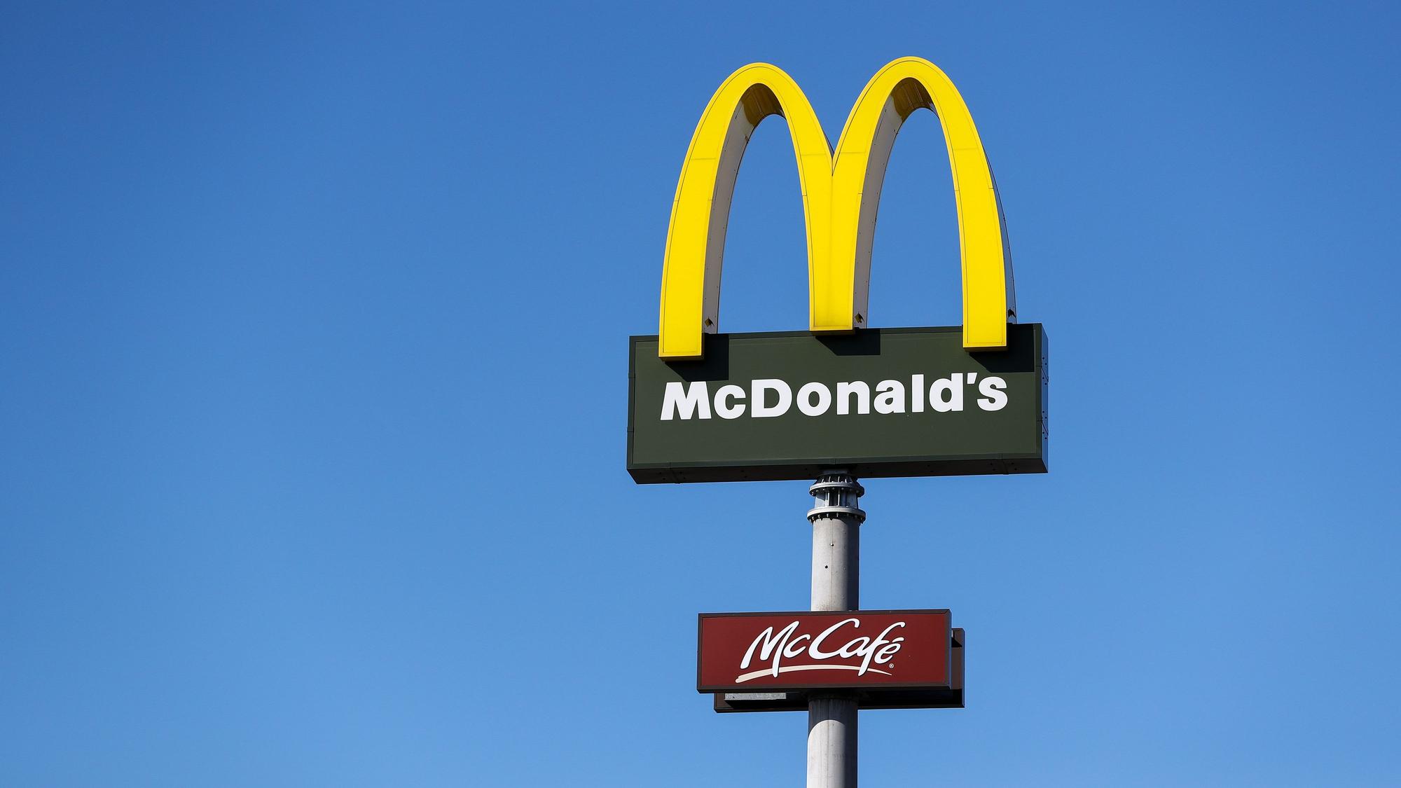 In einer Berliner McDonald’s-Filiale wird einer Transfrau der Zutritt zur Frauenumkleide verwehrt. Nun landet der Fall vor Gericht (Symbolbild).picture alliance/dpa/dpa-Zentralbild
