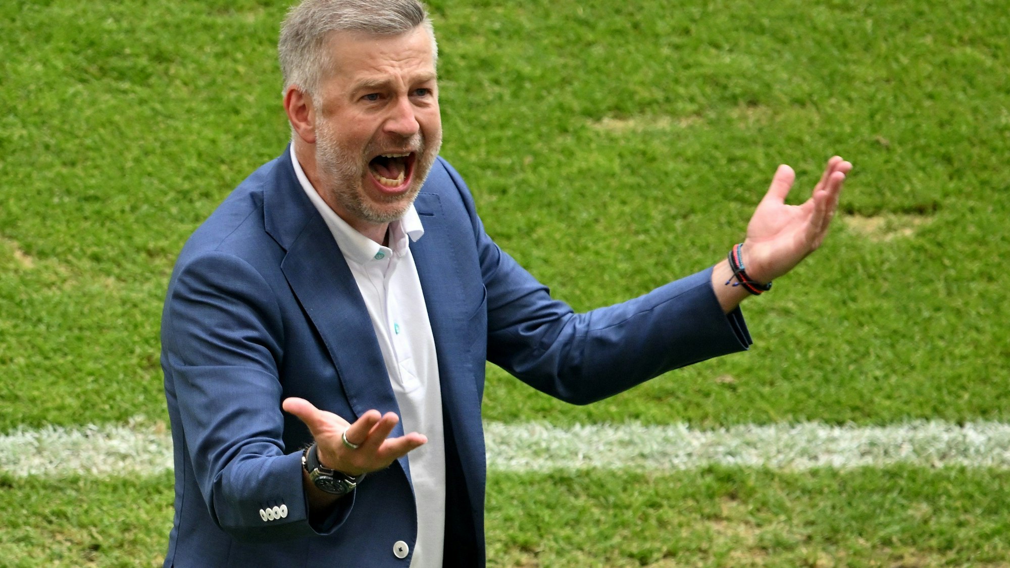 Rumäniens Trainer Edward Iordanescu gestikuliert am Spielfeldrand.
