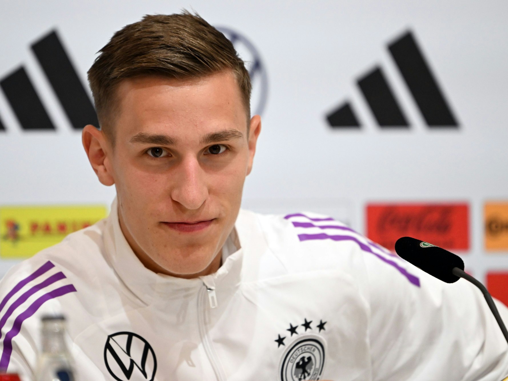 Deutschlands Nico Schlotterbeck beantwortet die Fragen von Journalisten.