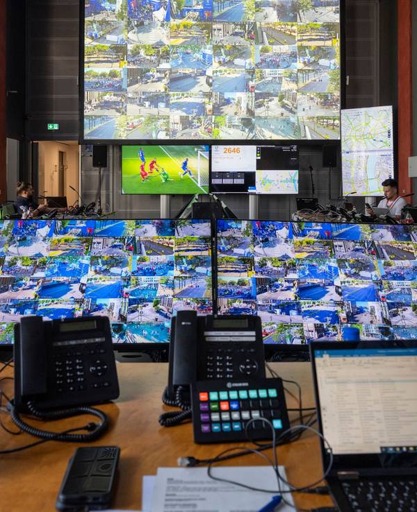 Blick in das Host City Operation Centre (HCOC) in Köln.