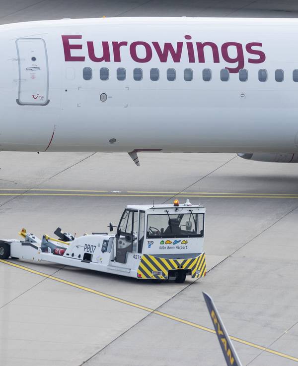 Ein Flugzeug von Eurowings wird am Flughafen Köln/Bonn für den Start fertig gemacht (Archivbild).