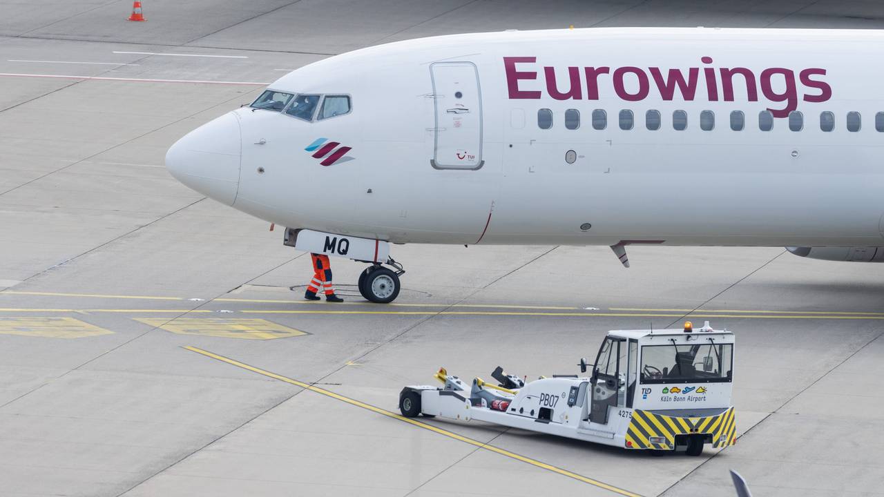 Ein Flugzeug von Eurowings wird am Flughafen Köln/Bonn für den Start fertig gemacht (Archivbild).