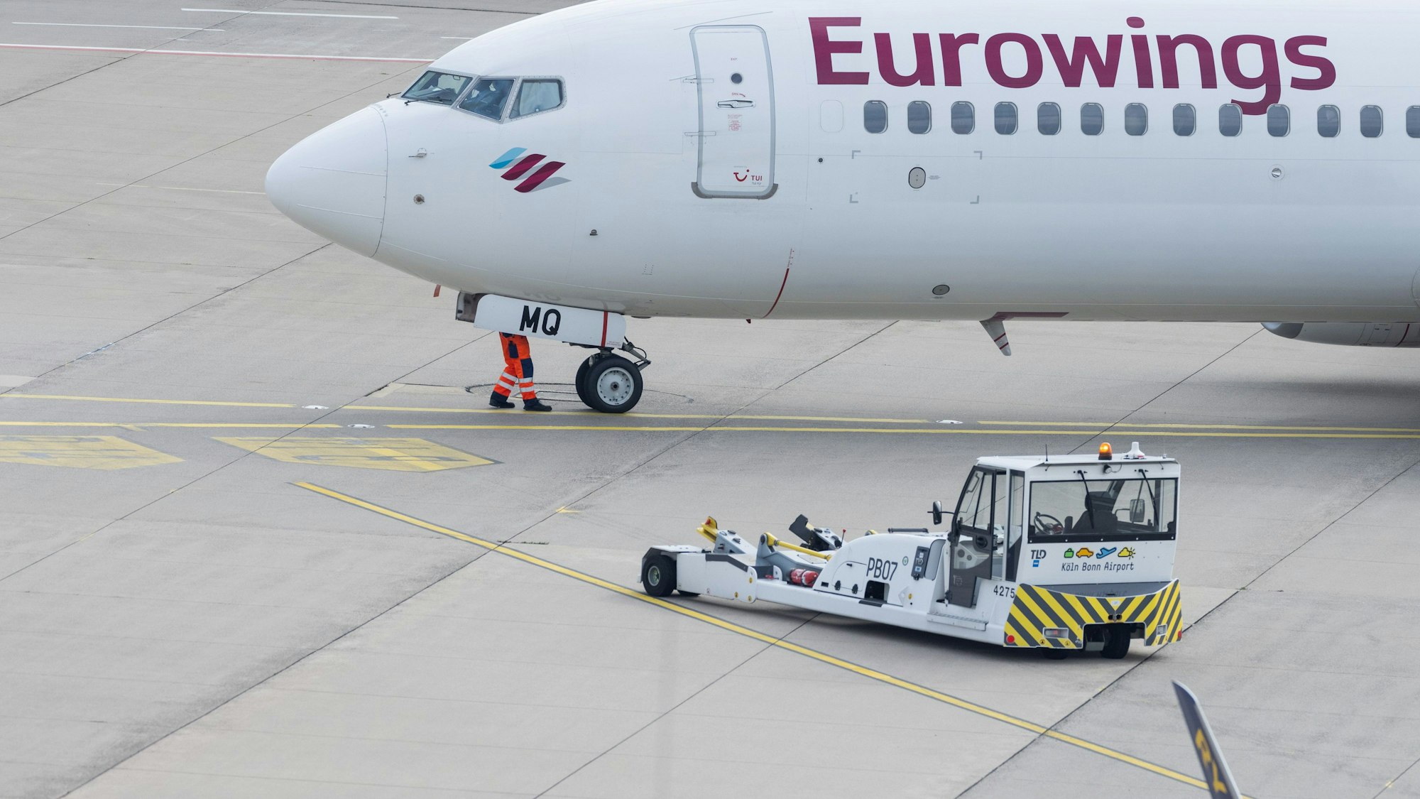 Ein Flugzeug von Eurowings wird am Flughafen Köln/Bonn für den Start fertig gemacht (Archivbild).
