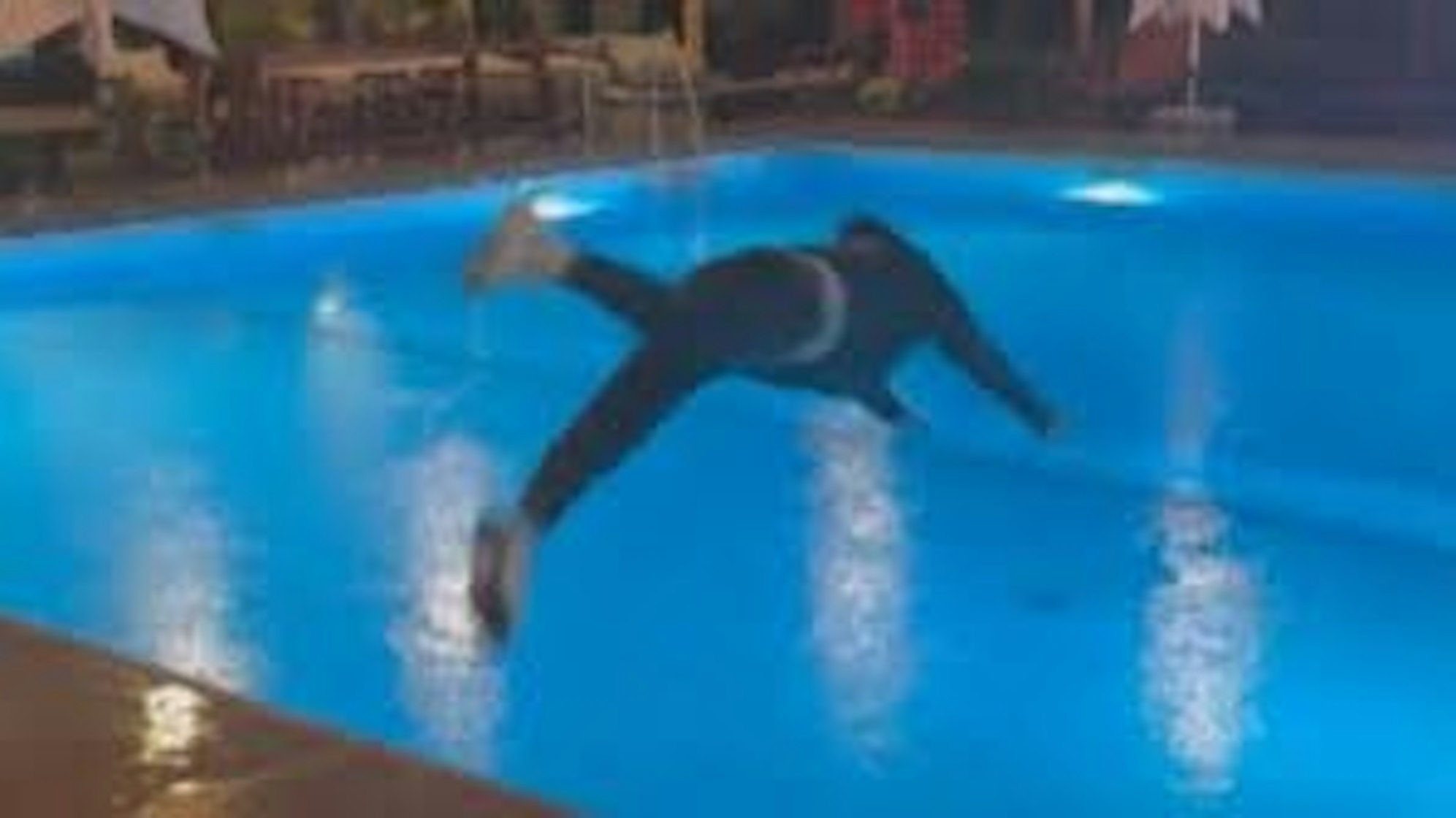 Joshua Kimmich springt in den Pool.