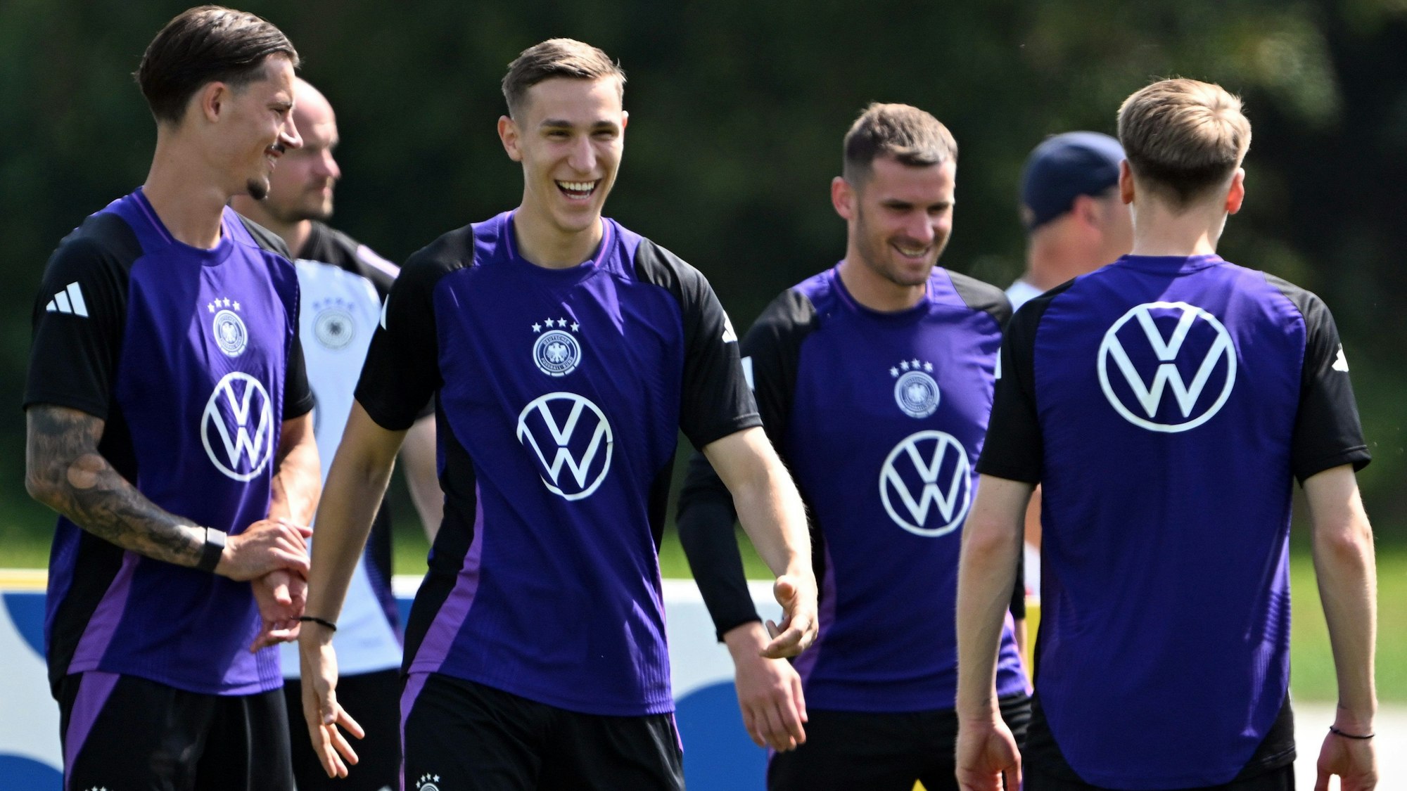 Deutschlands Robin Koch (l-r), Nico Schlotterbeck, Pascal Groß und Chris Führich lachen während des Trainings.