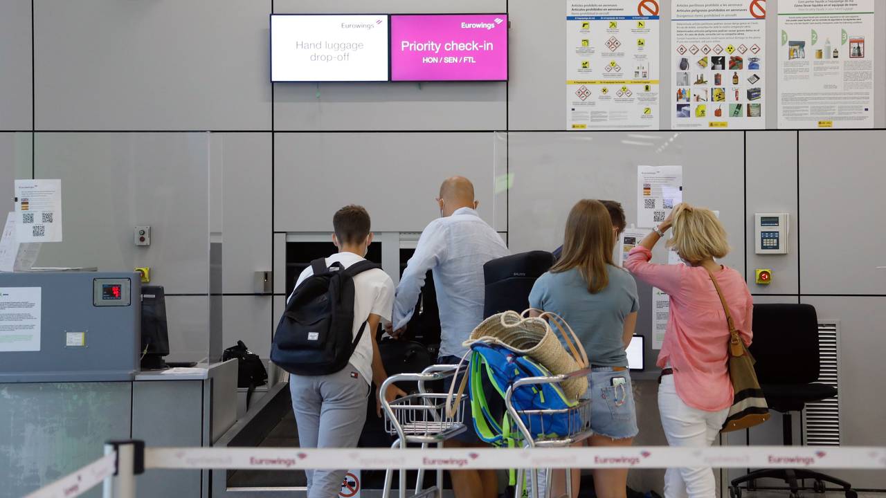 Fluggäste geben im Abflugbereich des Flughafens von Palma de Mallorca am Eurowings-Schalter ihre Koffer ab (Archivfoto): Auf der Urlaubsinsel droht ein zweiwöchiger Streik.