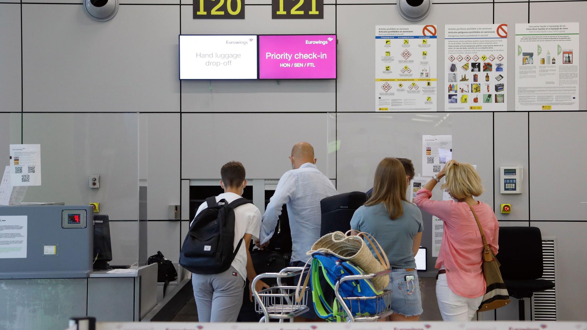 Fluggäste geben im Abflugbereich des Flughafens von Palma de Mallorca am Eurowings-Schalter ihre Koffer ab (Archivfoto): Auf der Urlaubsinsel droht ein zweiwöchiger Streik.