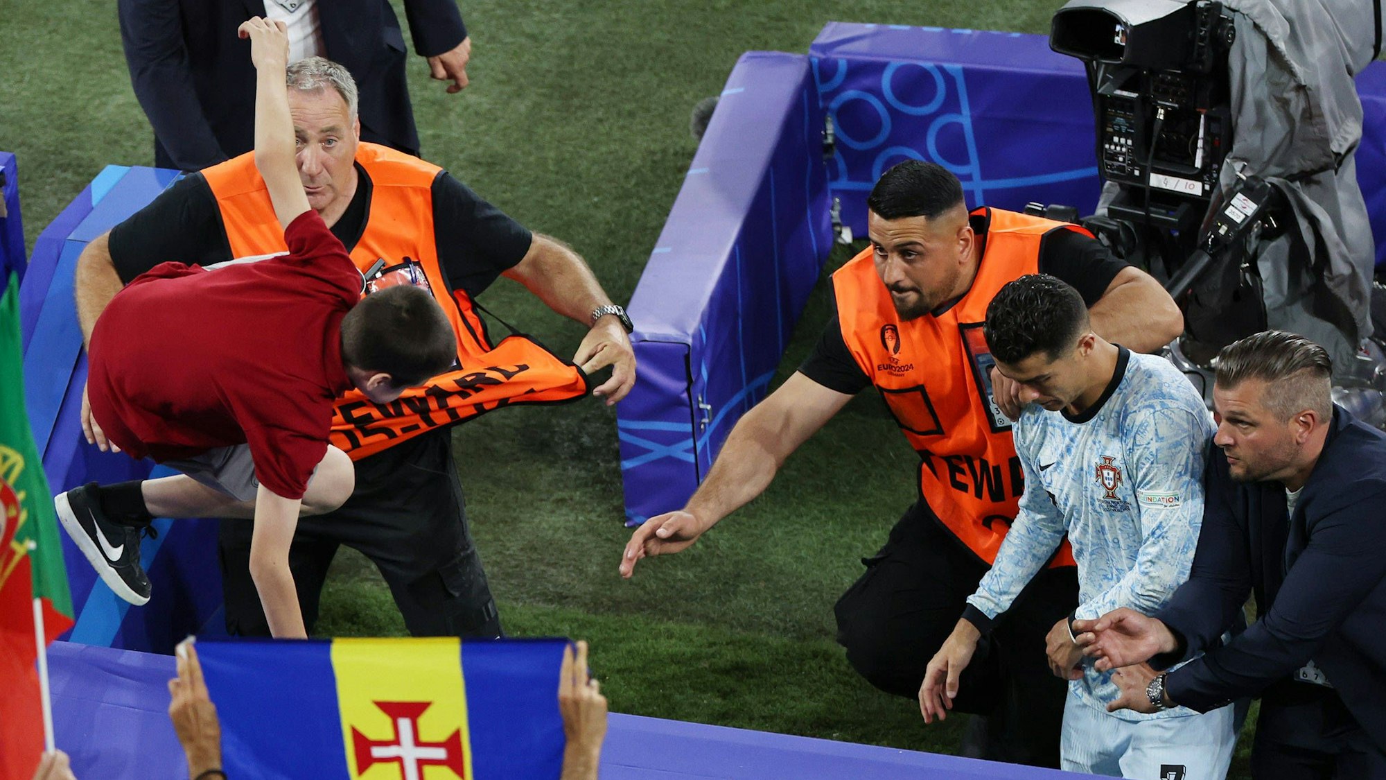 Ein Fan versuchte am Mittwoch (26. Juni 2024) auf Cristiano Ronaldo zu springen.