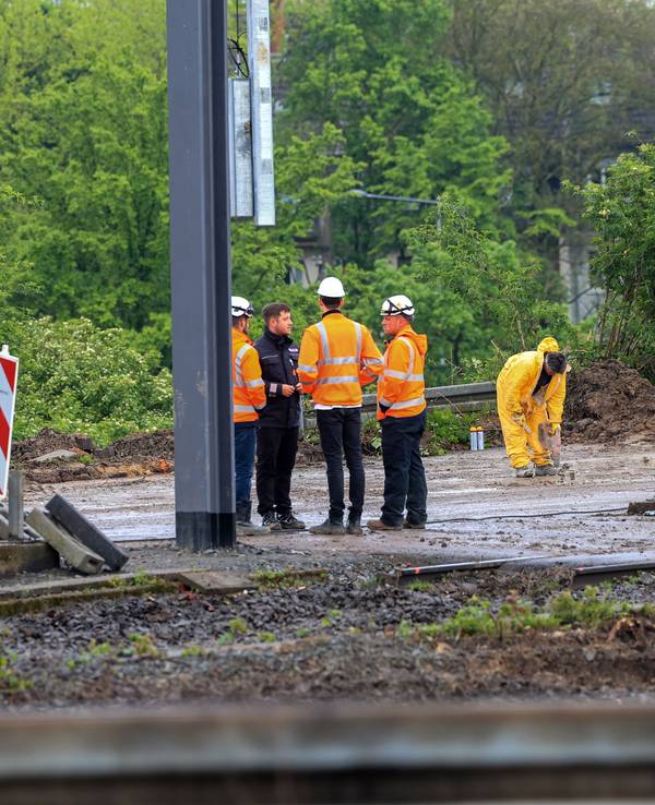Ein Mitarbeiter des Kampfmittelräumdienst an der Mülheimer Brücke.