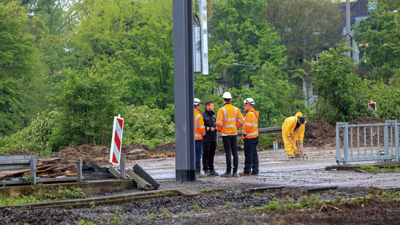 Ein Mitarbeiter des Kampfmittelräumdienst an der Mülheimer Brücke.