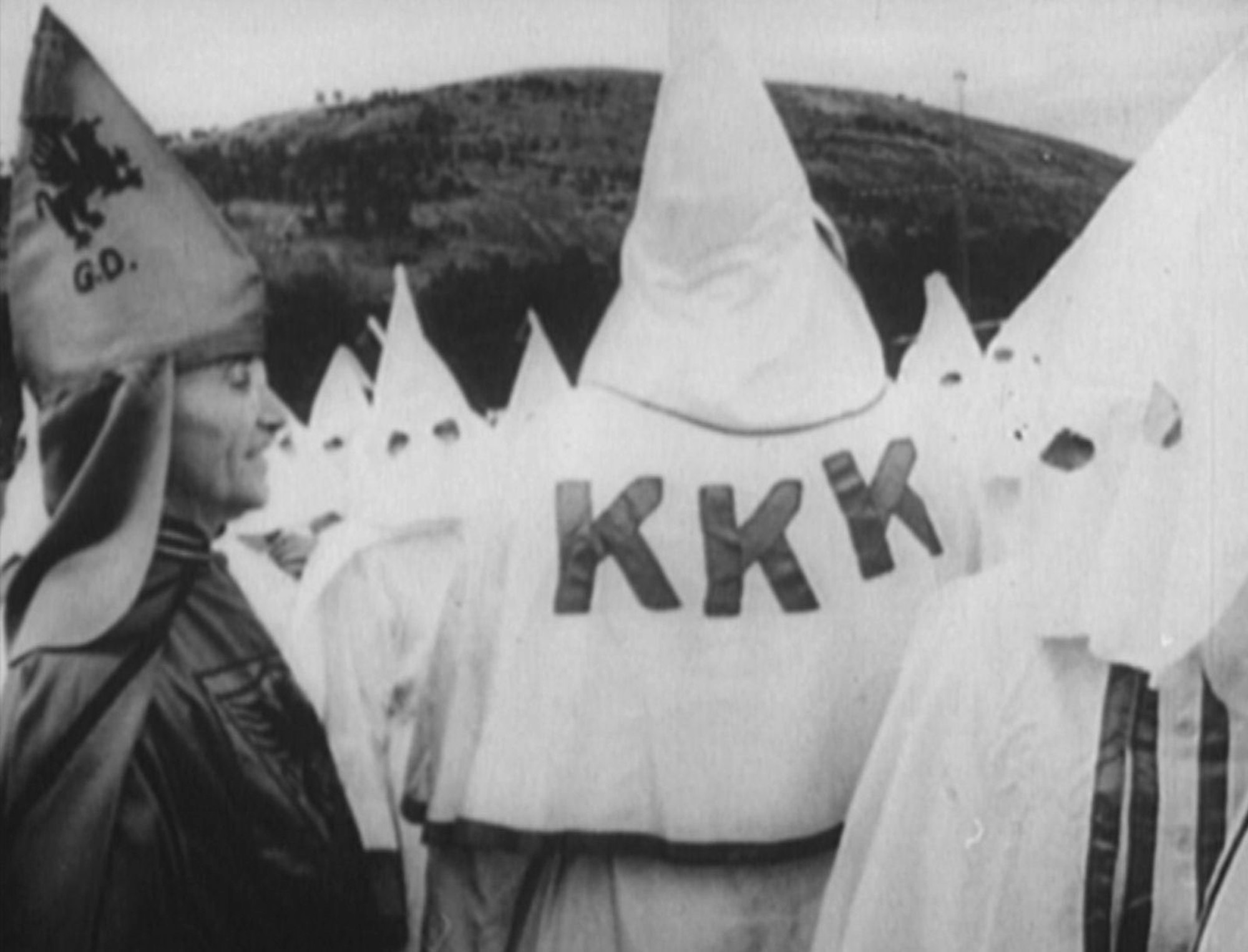 Die typischen Roben und Kapuzen des Ku-Klux-Klan: weiß und mit spitzen Kapuzen, unter denen nur die Augen zu sehen sind. (Bild: ZDF/RMC PRODUCTION)