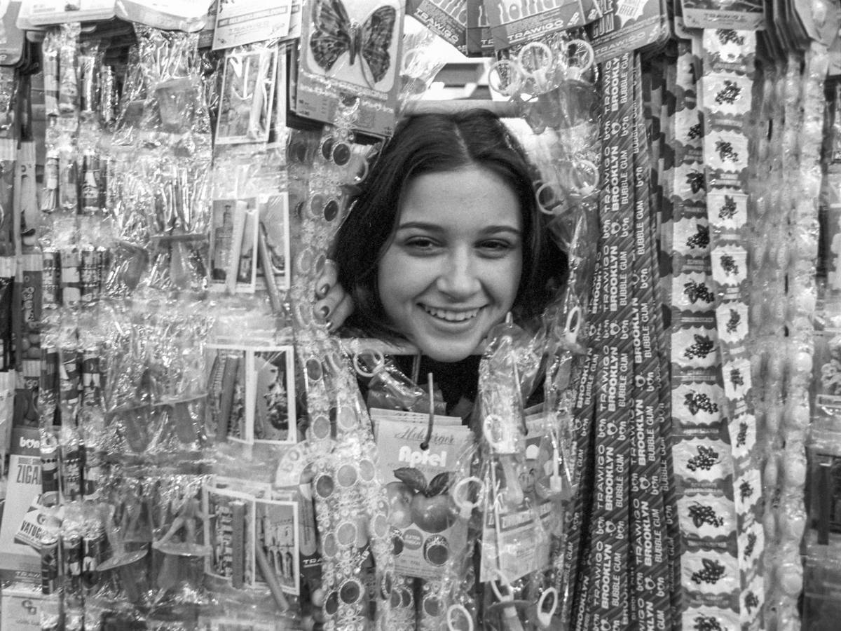 1977 Frau umringt von Süßwaren / 1977 Women surrounded by sweets