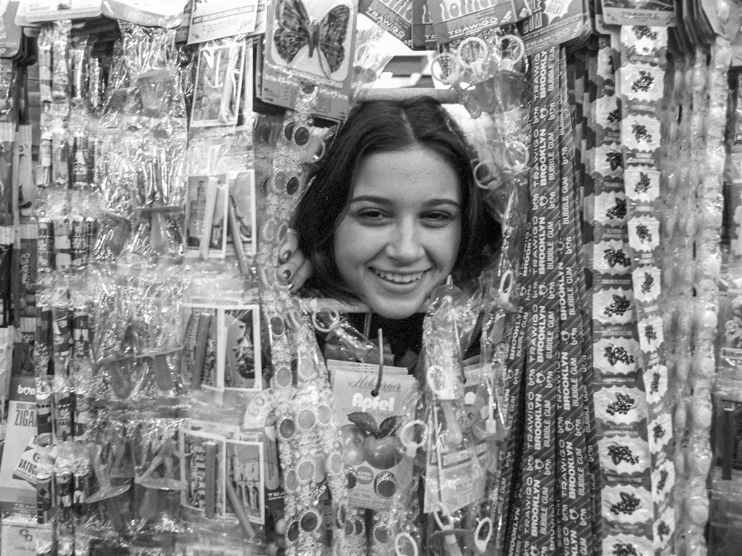 1977 Frau umringt von Süßwaren /  1977 Women surrounded by sweets