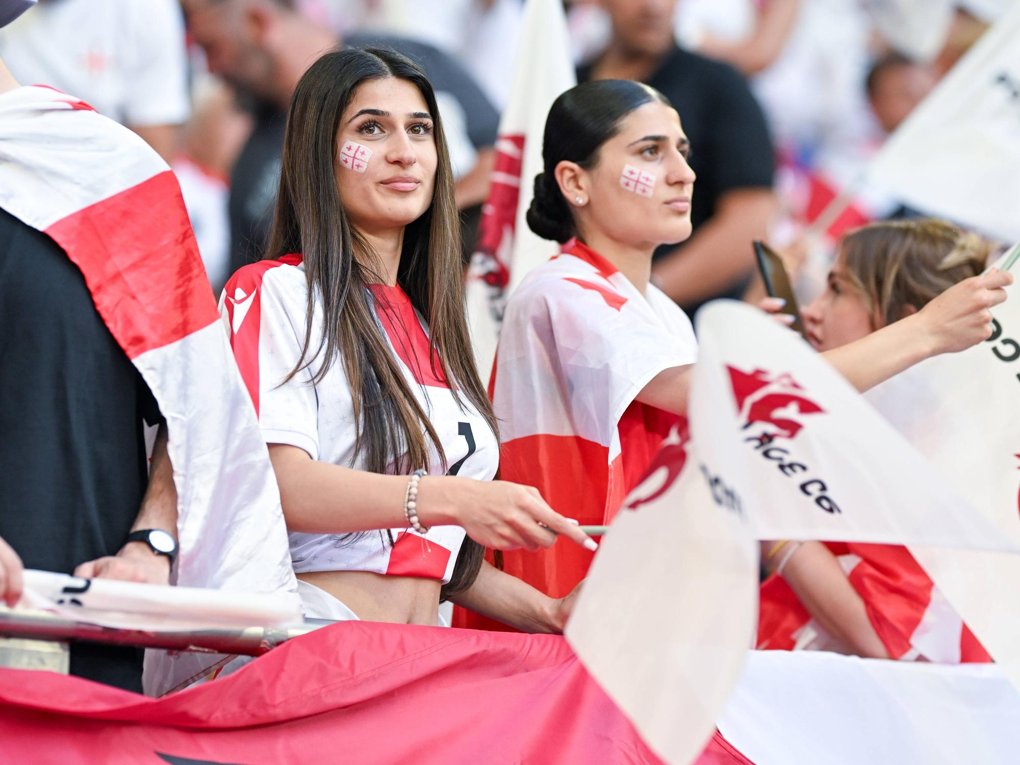 Georgien-Fans in Gelsenkirchen auf der Tribüne.
