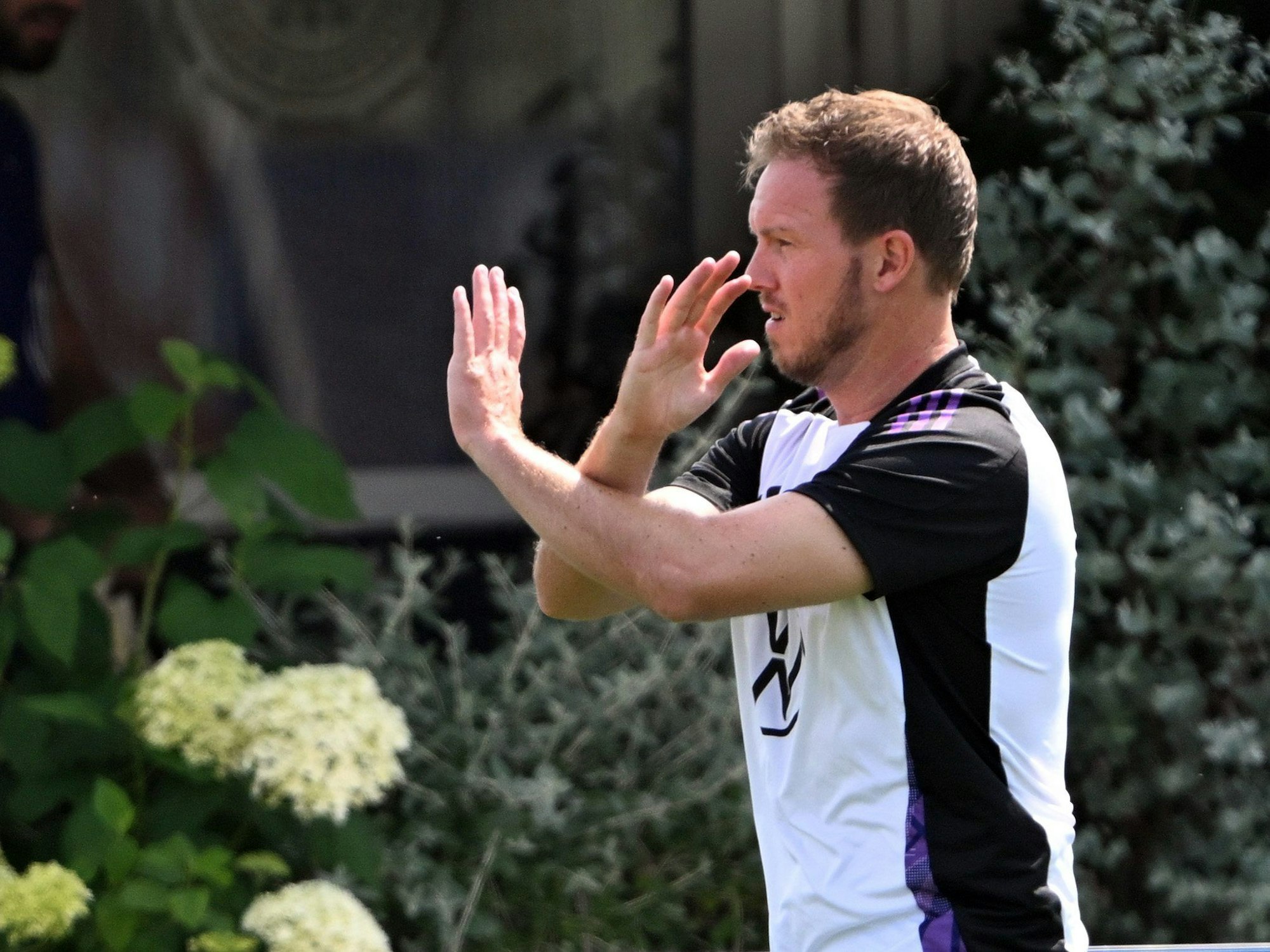 Bundestrainer Julian Nagelsmann gestikuliert während des Trainings.