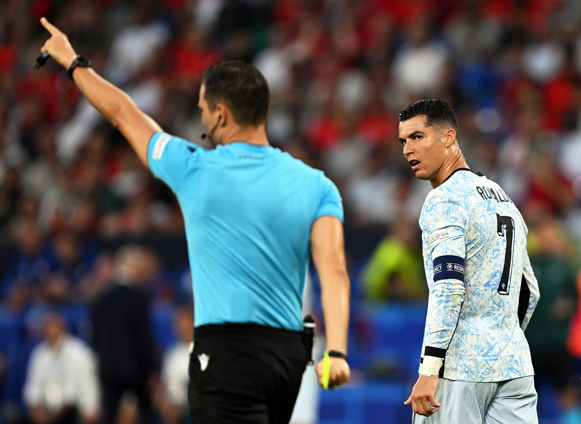 Cristiano Ronaldo blickt wütend zum Schiedsrichter.