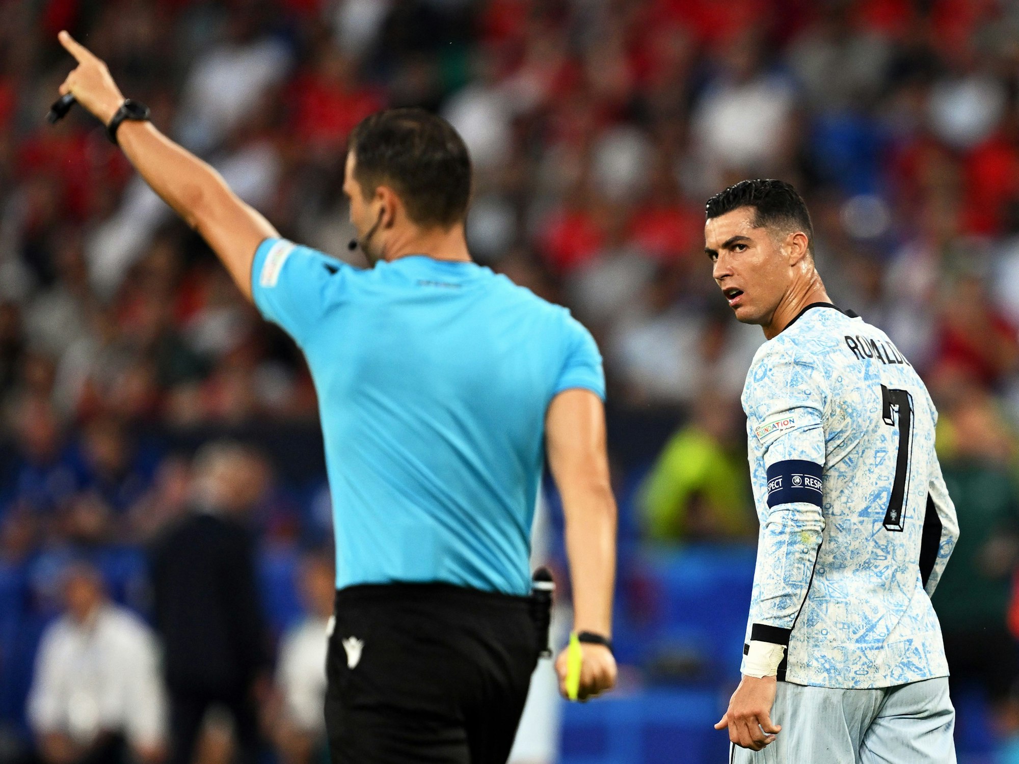 Cristiano Ronaldo blickt wütend zum Schiedsrichter.