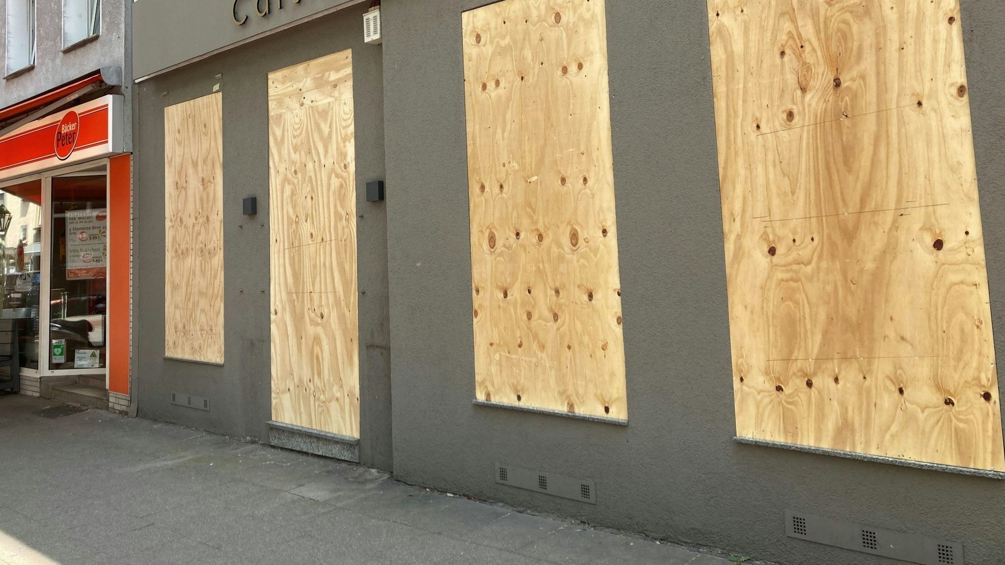 Ein Geschäft hat aus Sorge vor Ausschreitungen Bretter vor den Schaufenstern angebracht.