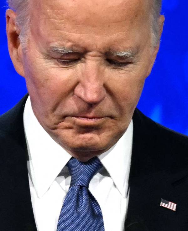 US-Präsident Joe Biden schaut nach unten, während er an der ersten Präsidentschaftsdebatte der Wahlen 2024 mit dem ehemaligen US-Präsidenten und republikanischen Präsidentschaftskandidaten Donald Trump in den CNN-Studios in Atlanta, Georgia, am 27. Juni 2024 teilnimmt.