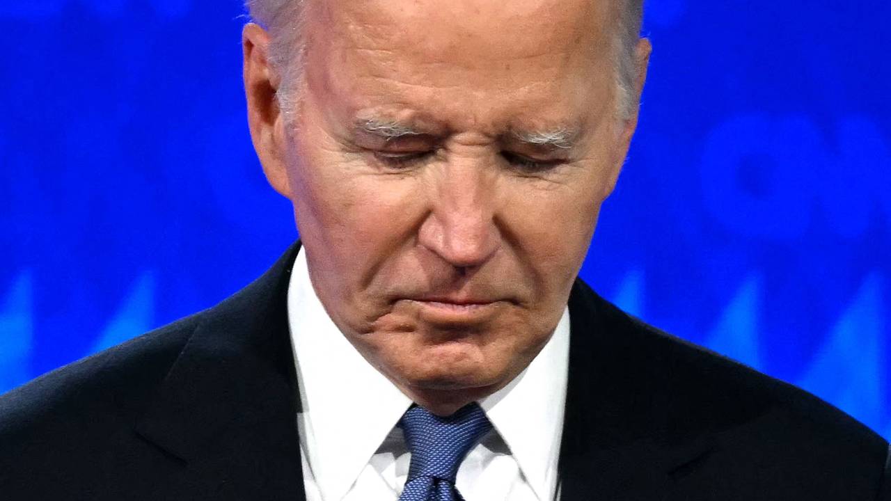 US-Präsident Joe Biden schaut nach unten, während er an der ersten Präsidentschaftsdebatte der Wahlen 2024 mit dem ehemaligen US-Präsidenten und republikanischen Präsidentschaftskandidaten Donald Trump in den CNN-Studios in Atlanta, Georgia, am 27. Juni 2024 teilnimmt.