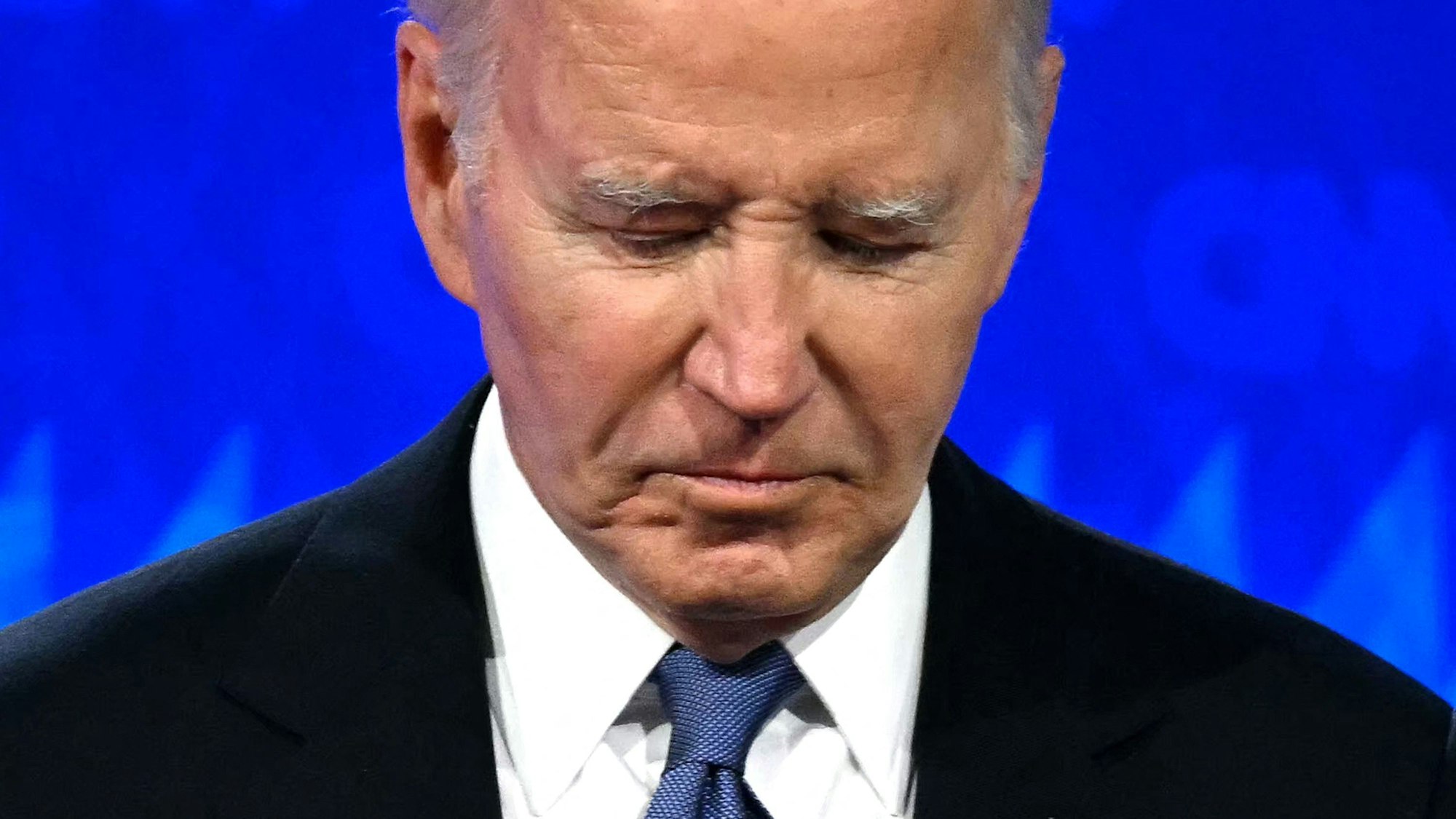 US-Präsident Joe Biden schaut nach unten, während er an der ersten Präsidentschaftsdebatte der Wahlen 2024 mit dem ehemaligen US-Präsidenten und republikanischen Präsidentschaftskandidaten Donald Trump in den CNN-Studios in Atlanta, Georgia, am 27. Juni 2024 teilnimmt.