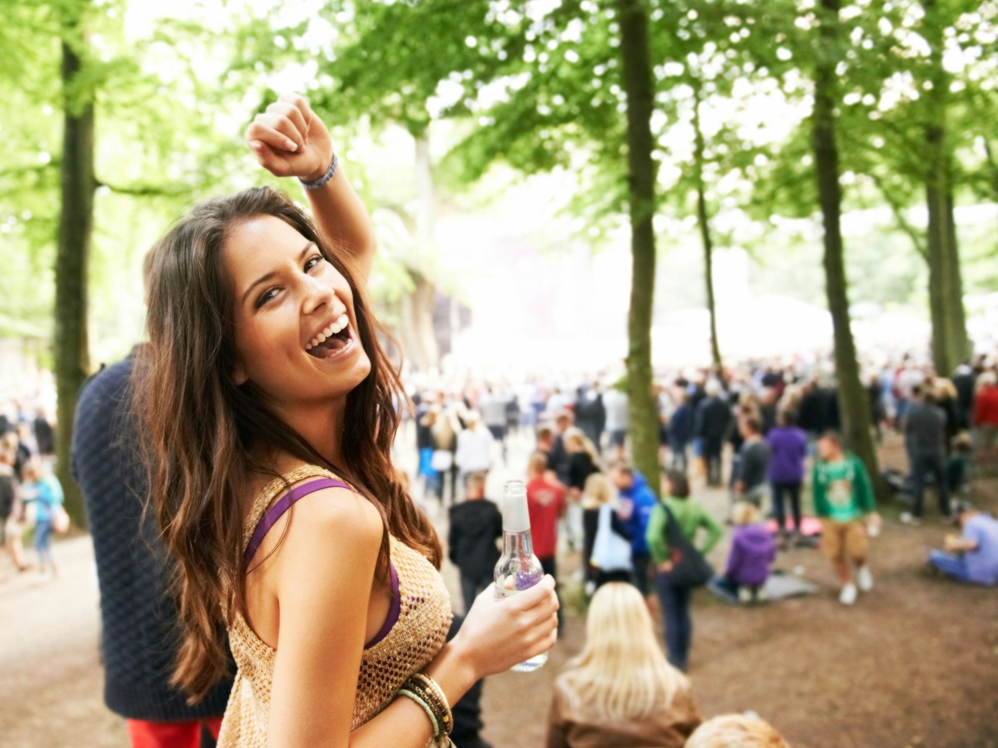 Eine Frau küsst auf einer Party einen Fremden und landet anschließend im Krankenhaus (Symbolbild).