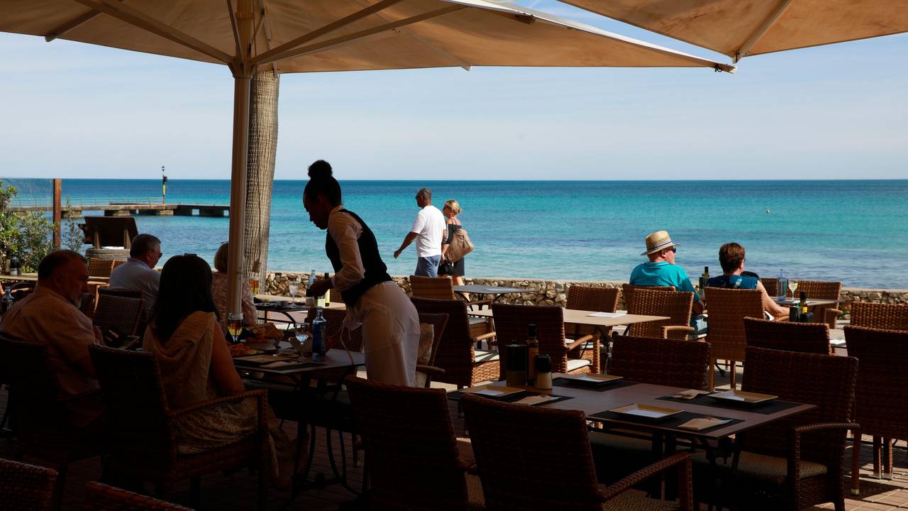 Das Restaurant Sa Caleta am Strand von Calla Millor de Mallorca.