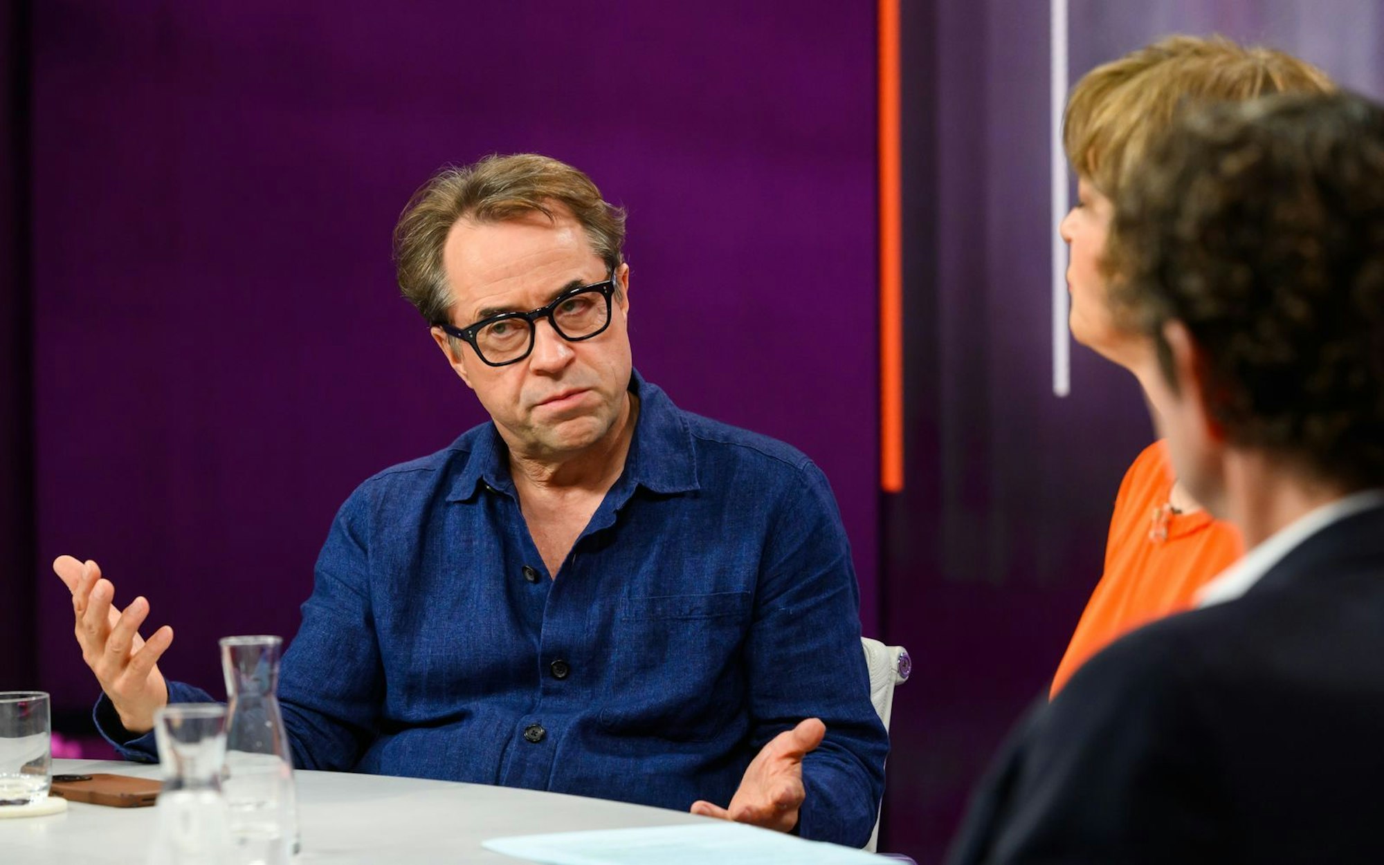 Schauspieler Jan Josef Liefers fühlte sich in der Corona-Pandemie an DDR-Zeiten erinnert.  (Bild: ZDF/Jule Roehr)