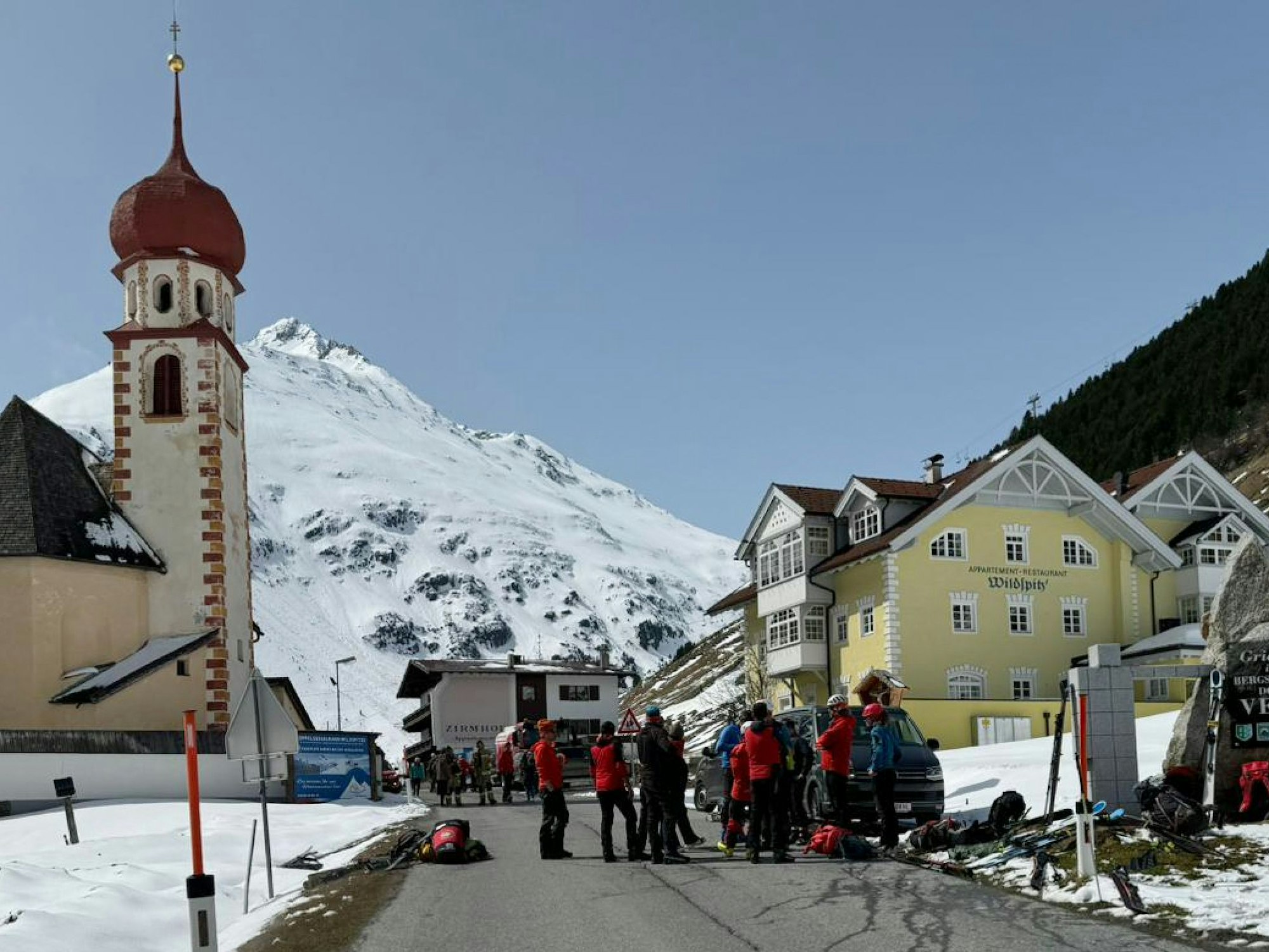 Einsatzkräfte stehen auf einer Straße in Vent. Bei einem Lawinenabgang in den Ötztaler Alpen im Gemeindegebiet von Sölden (Bezirk Imst) sind offenbar mehrere Personen verschüttet worden.