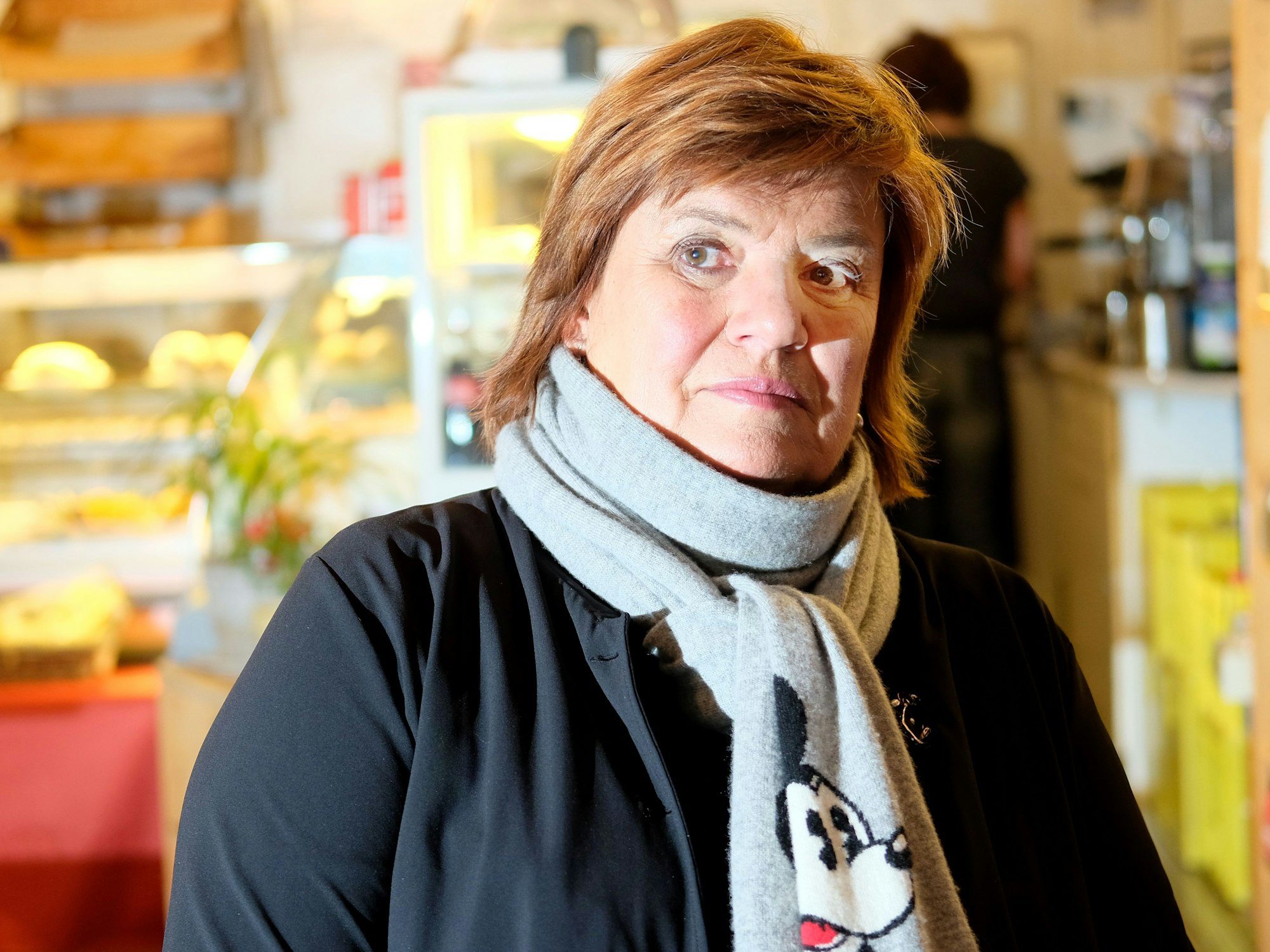 TV-Moderatorin Christine Westermann steht auf einem Kölner Weihnachtsmarkt.