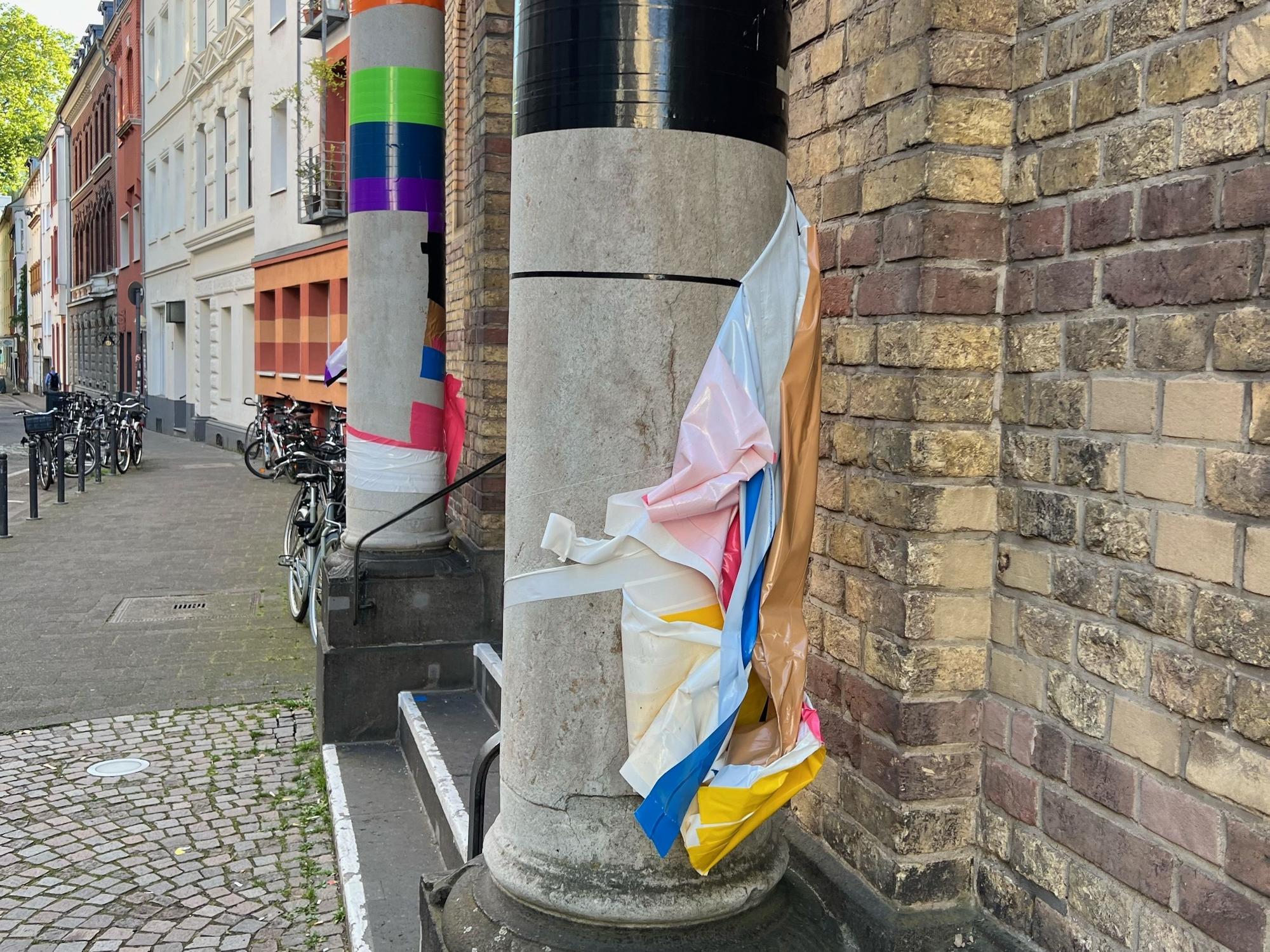 An der evangelischen St. Johannes-Kirche in Köln-Deutz wurde in der Nacht zu Freitag (28. Juni 2024) mutwillig die Pride-Deko an den Säulen der Kirche zerstört.