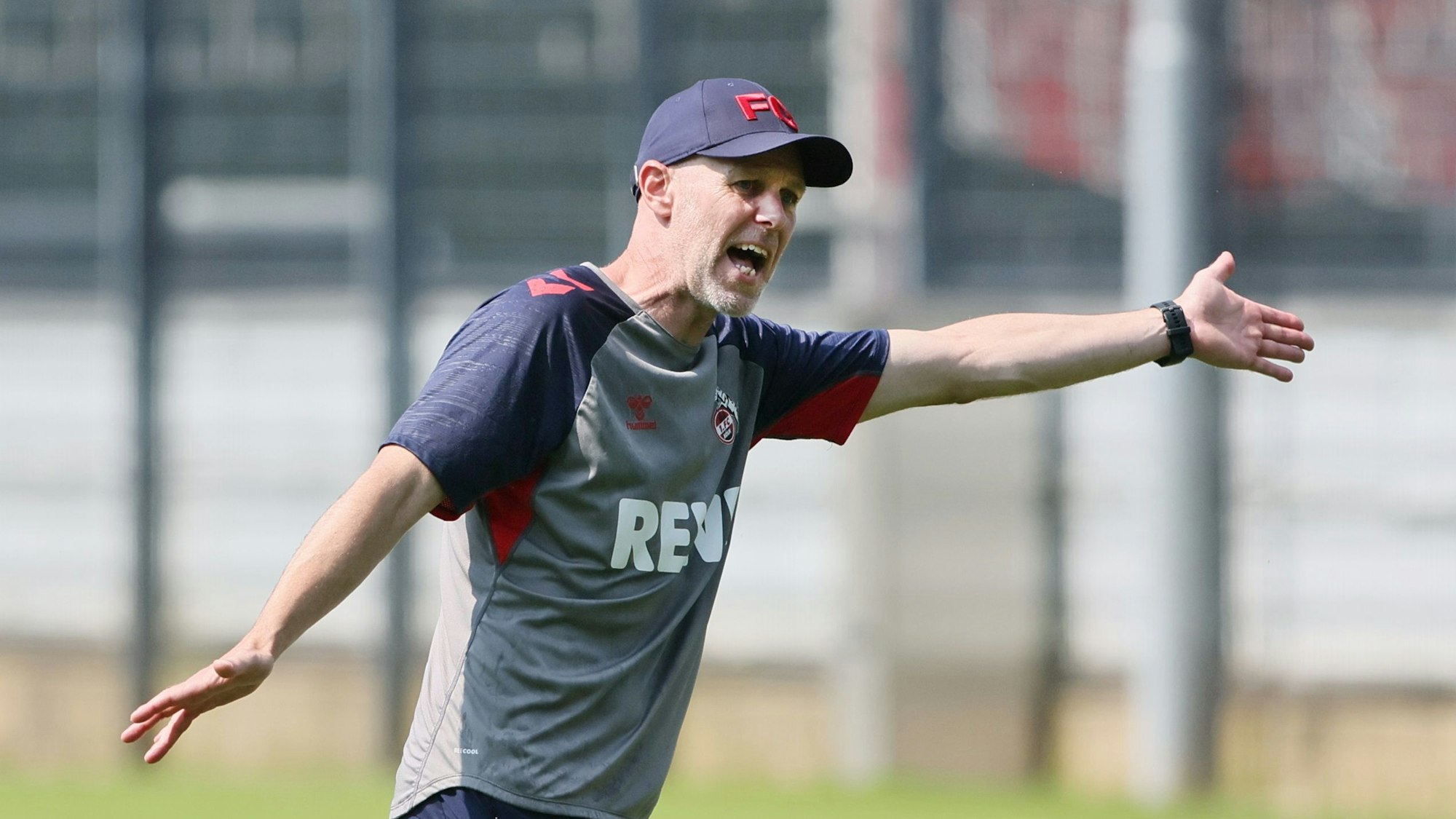 Thomas Hickersberger gibt im FC-Training Anweisungen.