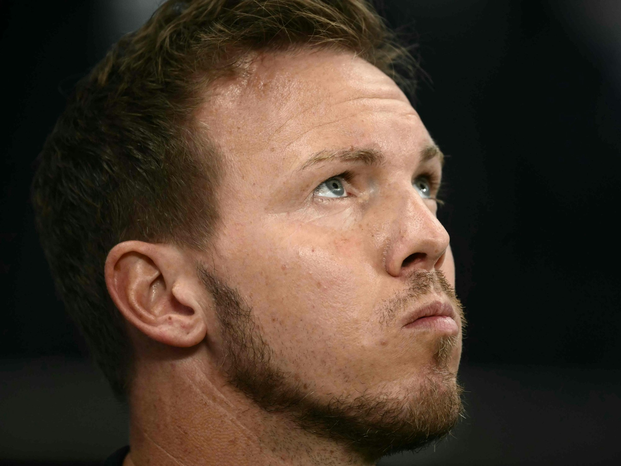 Julian Nagelsmann steht an der Seitenlinie.
