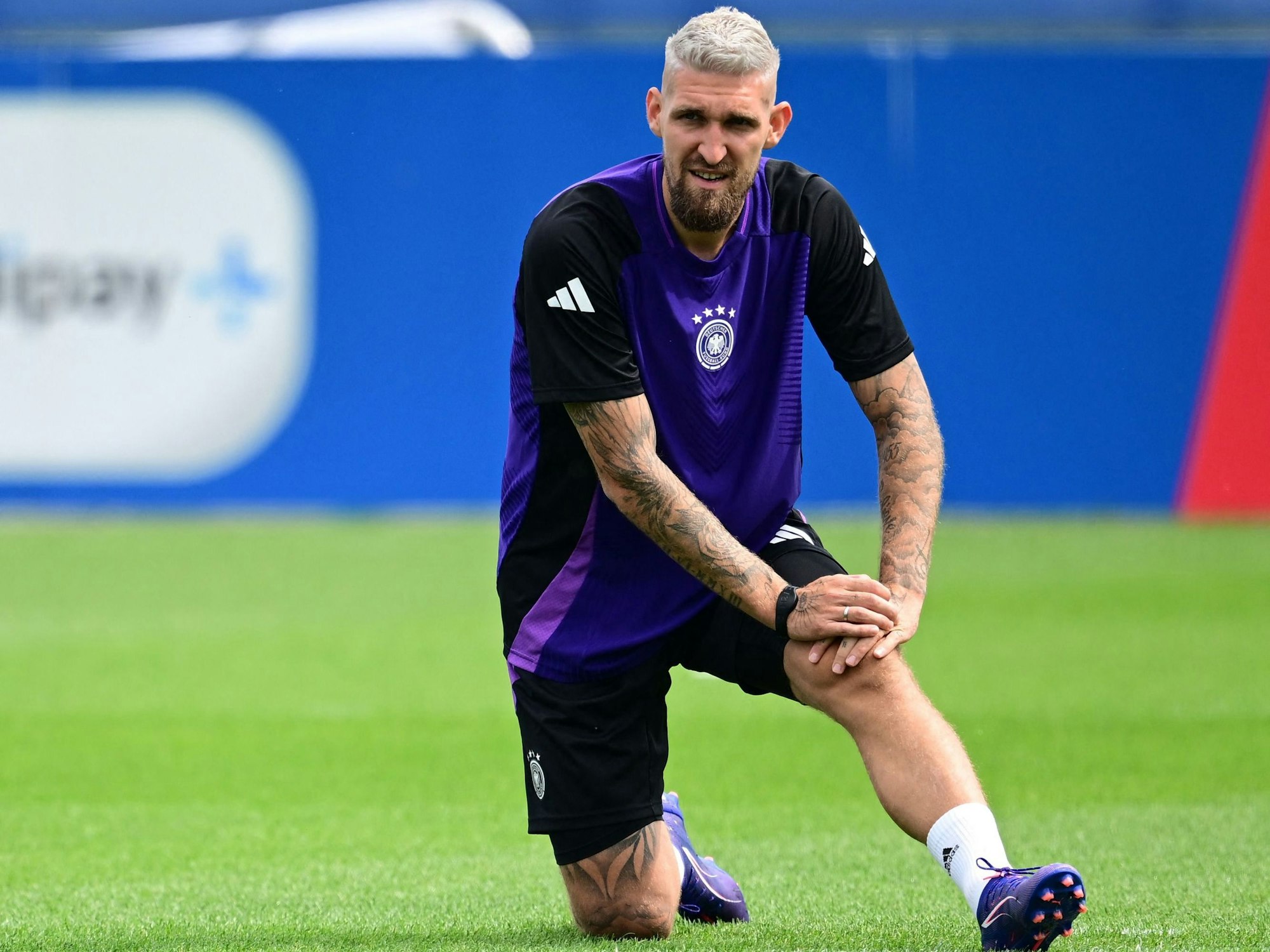 Robert Andrich mit neuer Haarfarbe beim Abschlusstraining.